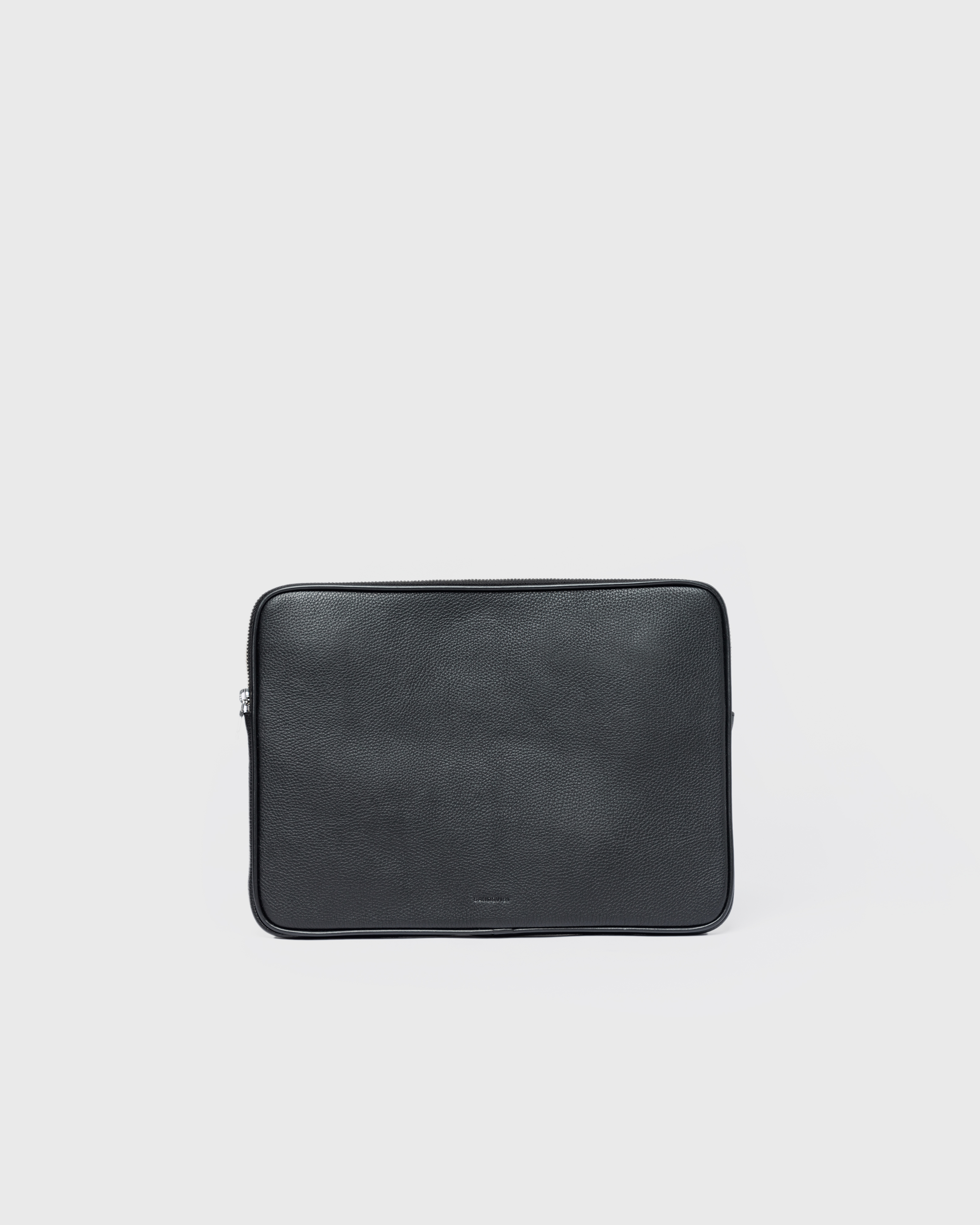 Front view of the Sandqvist laptop case LEATHER Laptop case 14" in black with zippered main compartment and Sandqvist brand logo.