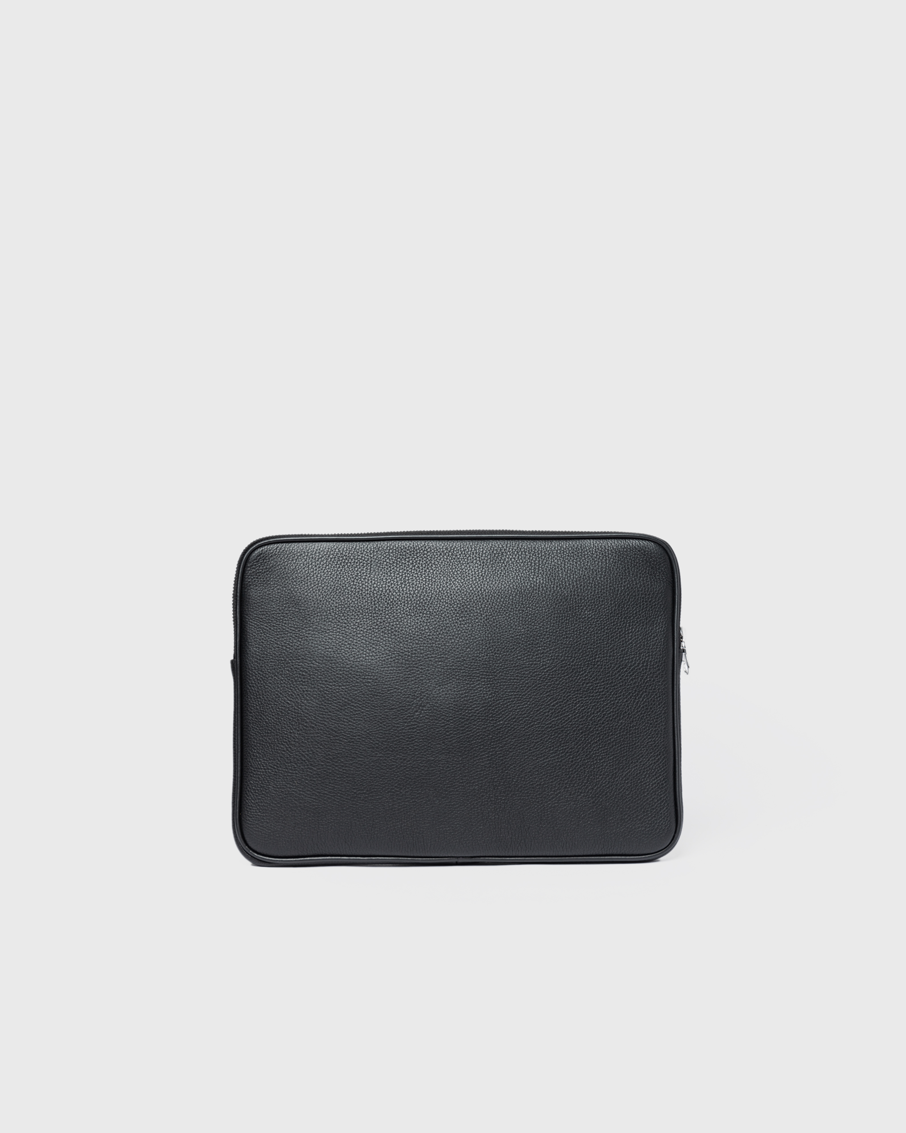 Back view of the Sandqvist laptop case LEATHER Laptop case 14" in black with zippered main compartment.