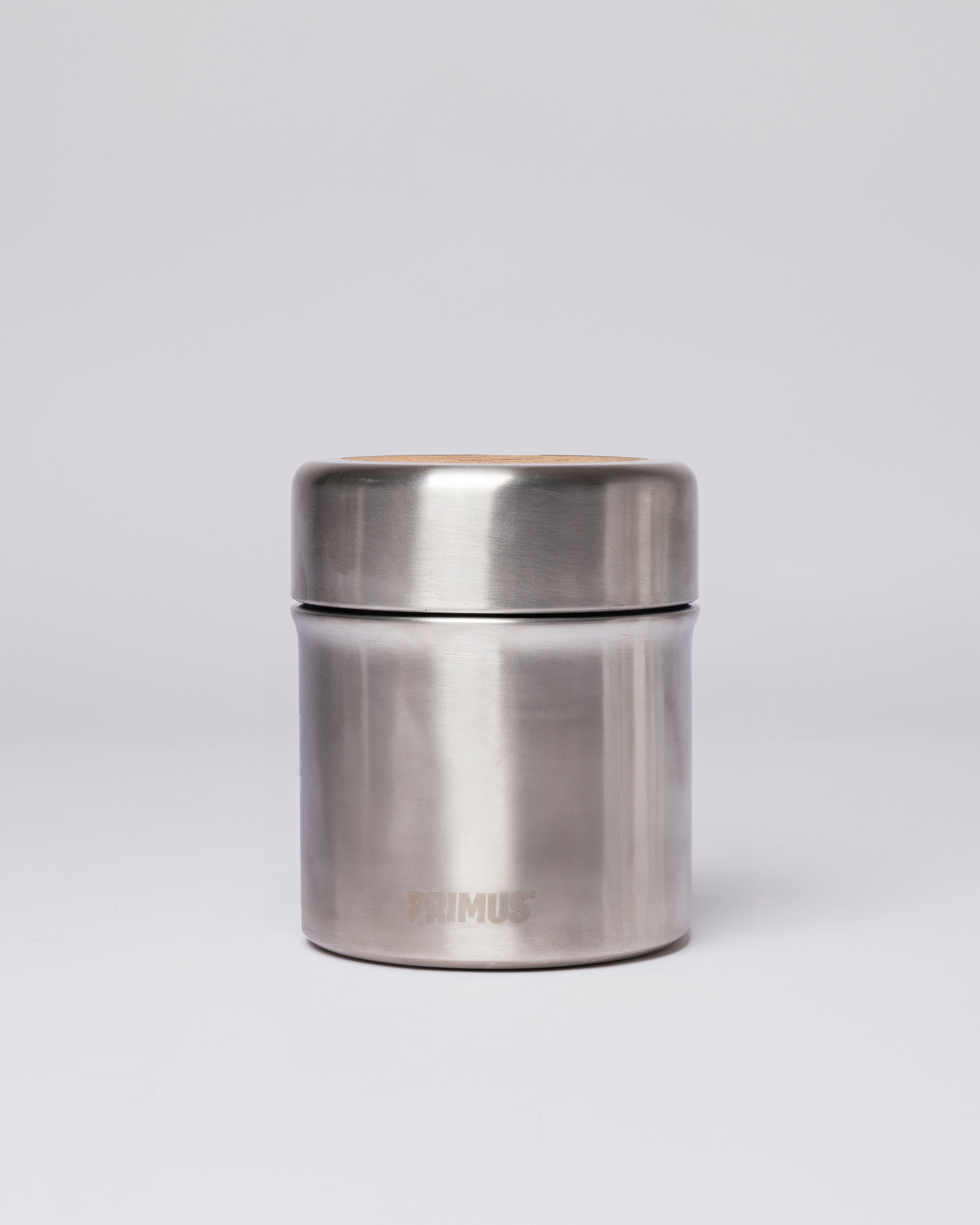 Metal food jug in silver with lid. Front view showing Sandqvist Preppen Lunch Jug 0.7L.