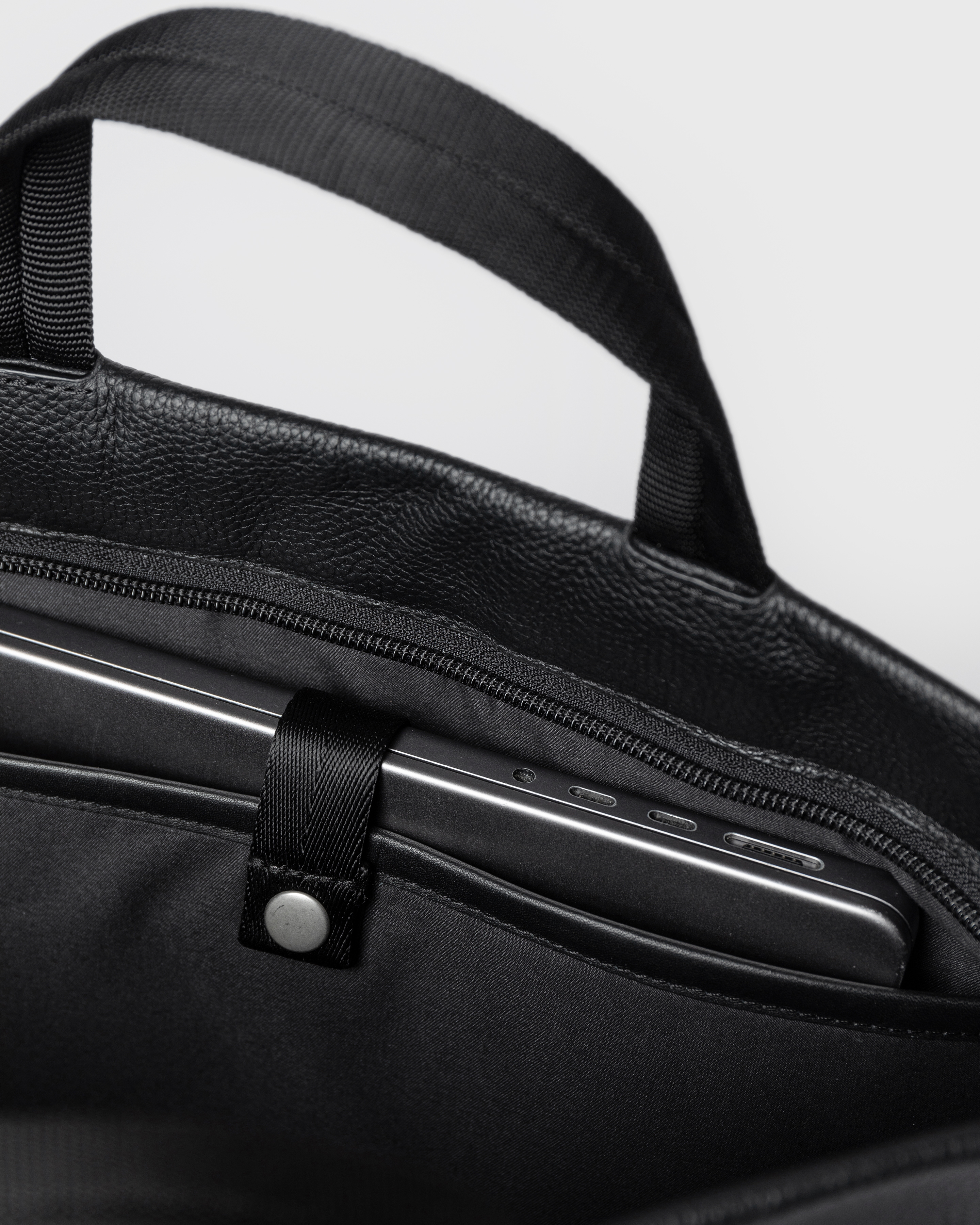 Internal laptop pocket with strap and press stud on the Sandqvist Backpack LEATHER Tote Backpack