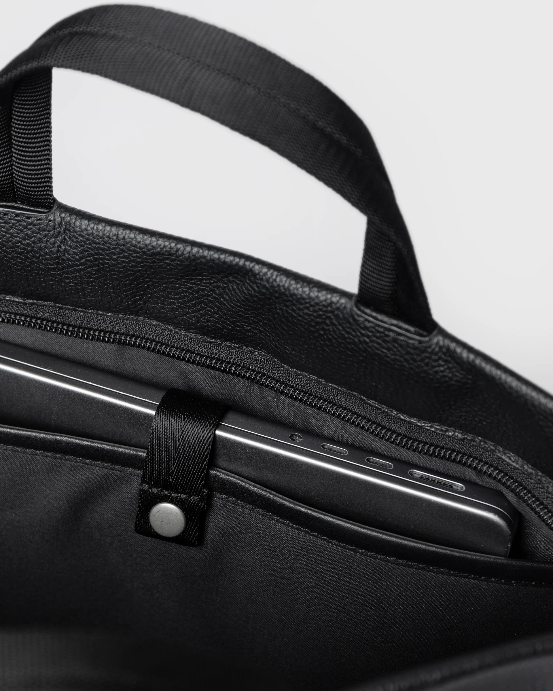 Internal laptop pocket with strap and press stud on the Sandqvist Backpack LEATHER Tote Backpack