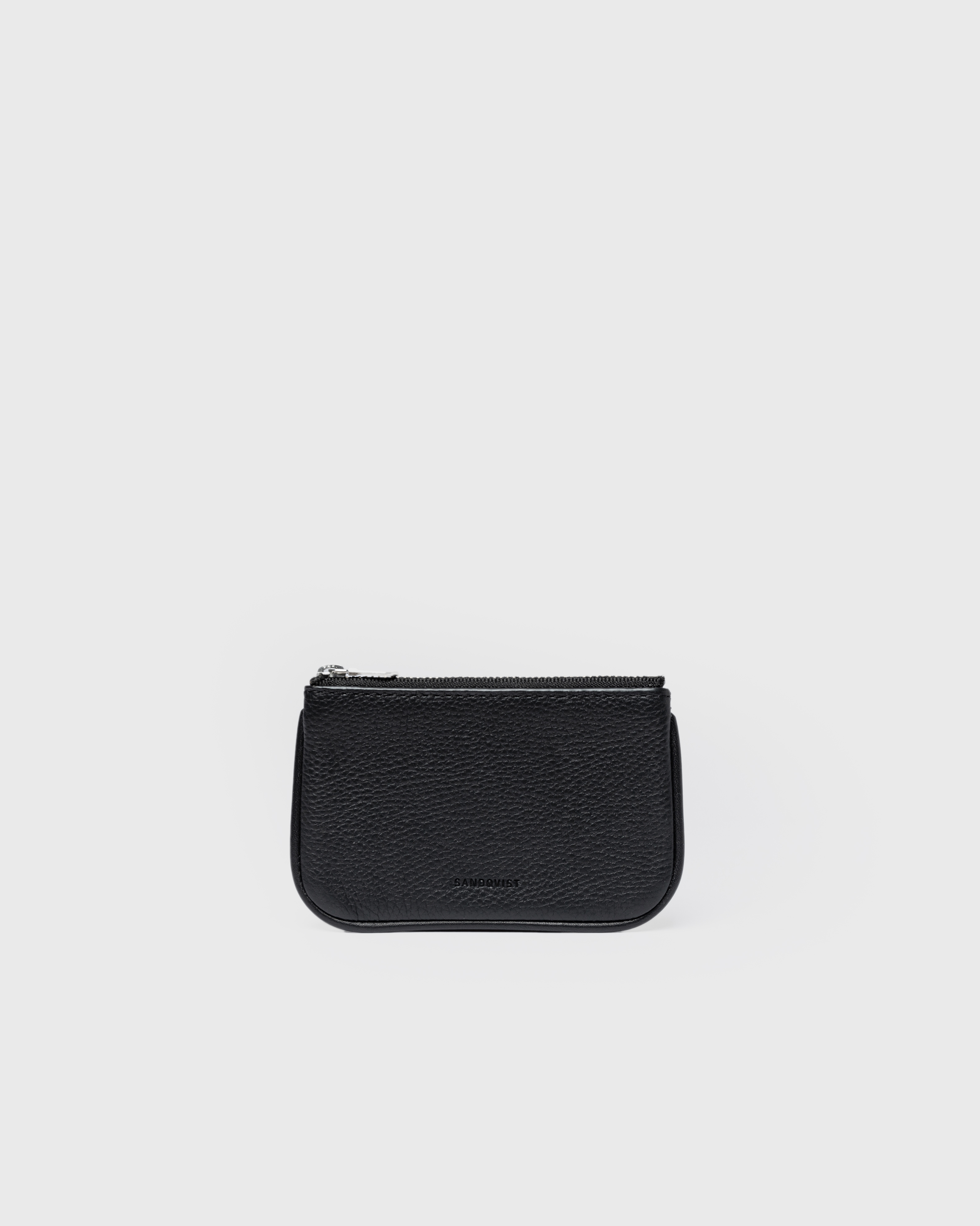 Front view of the wallet LEATHER Zip Wallet  in black with zippered main compartment and Sandqvist logo