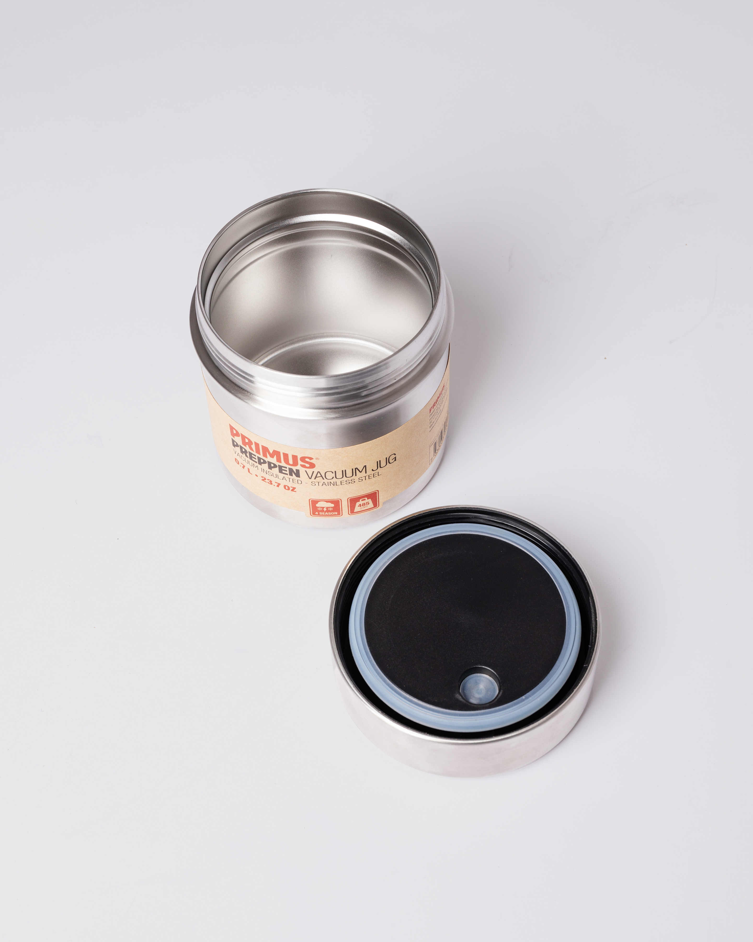 Metal food jug in silver with lid. Top view showing Sandqvist Preppen Lunch Jug 0.7L with lid on the side.