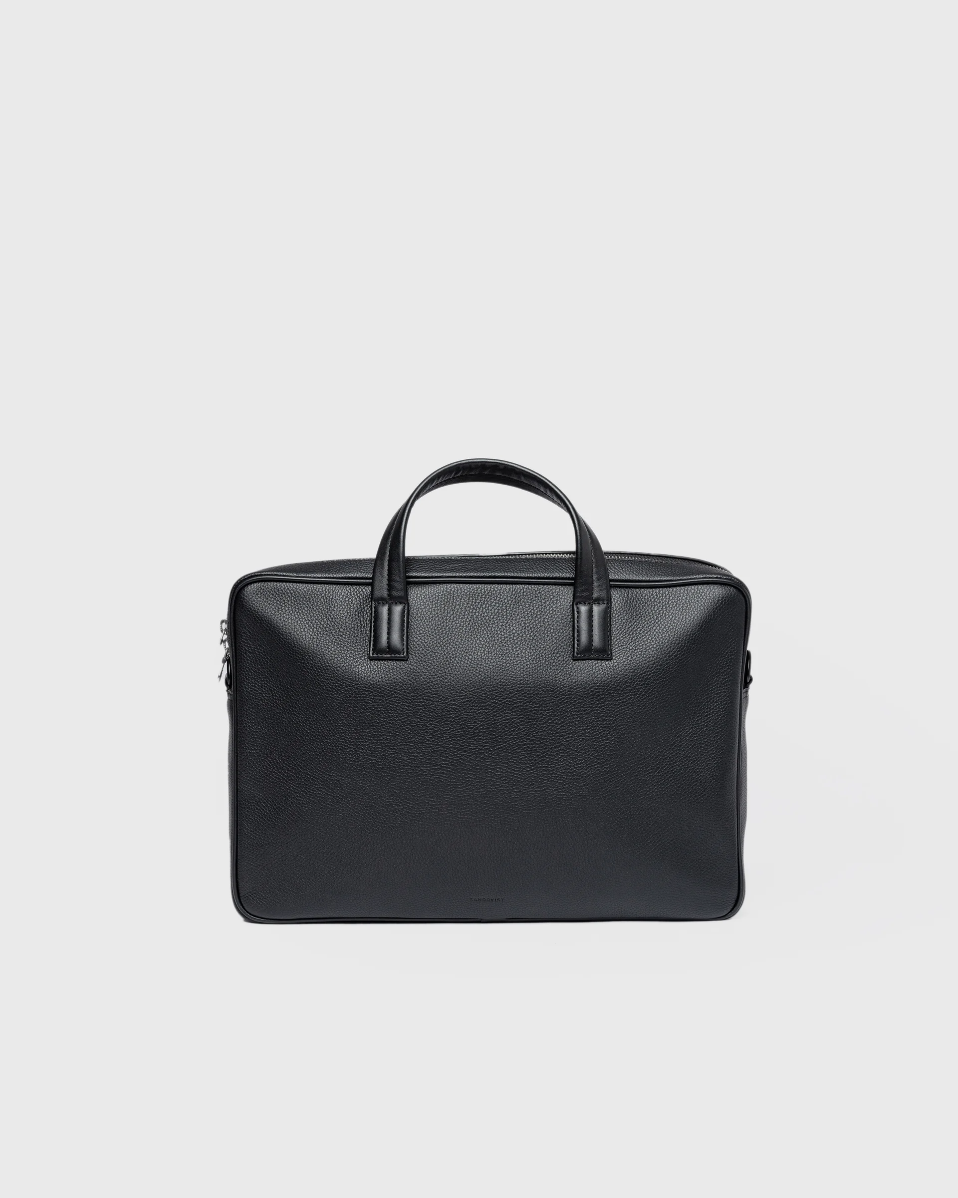 Sandqvist LEATHER Briefcase i svart, framifrånvy med handtag och dragkedja.