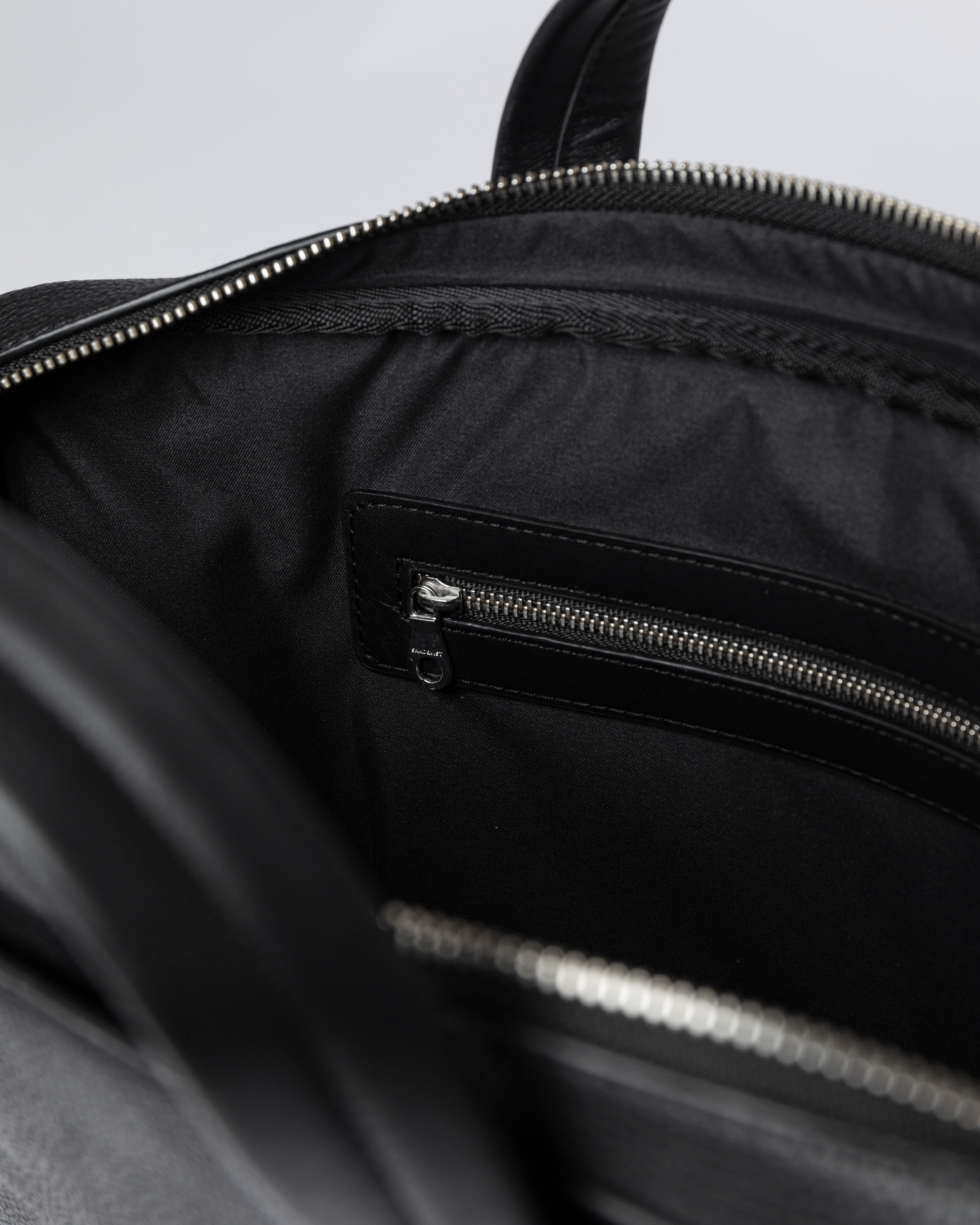 Open zipper main compartment and internal zipper pocket in the Sandqvist LEATHER Briefcase black.