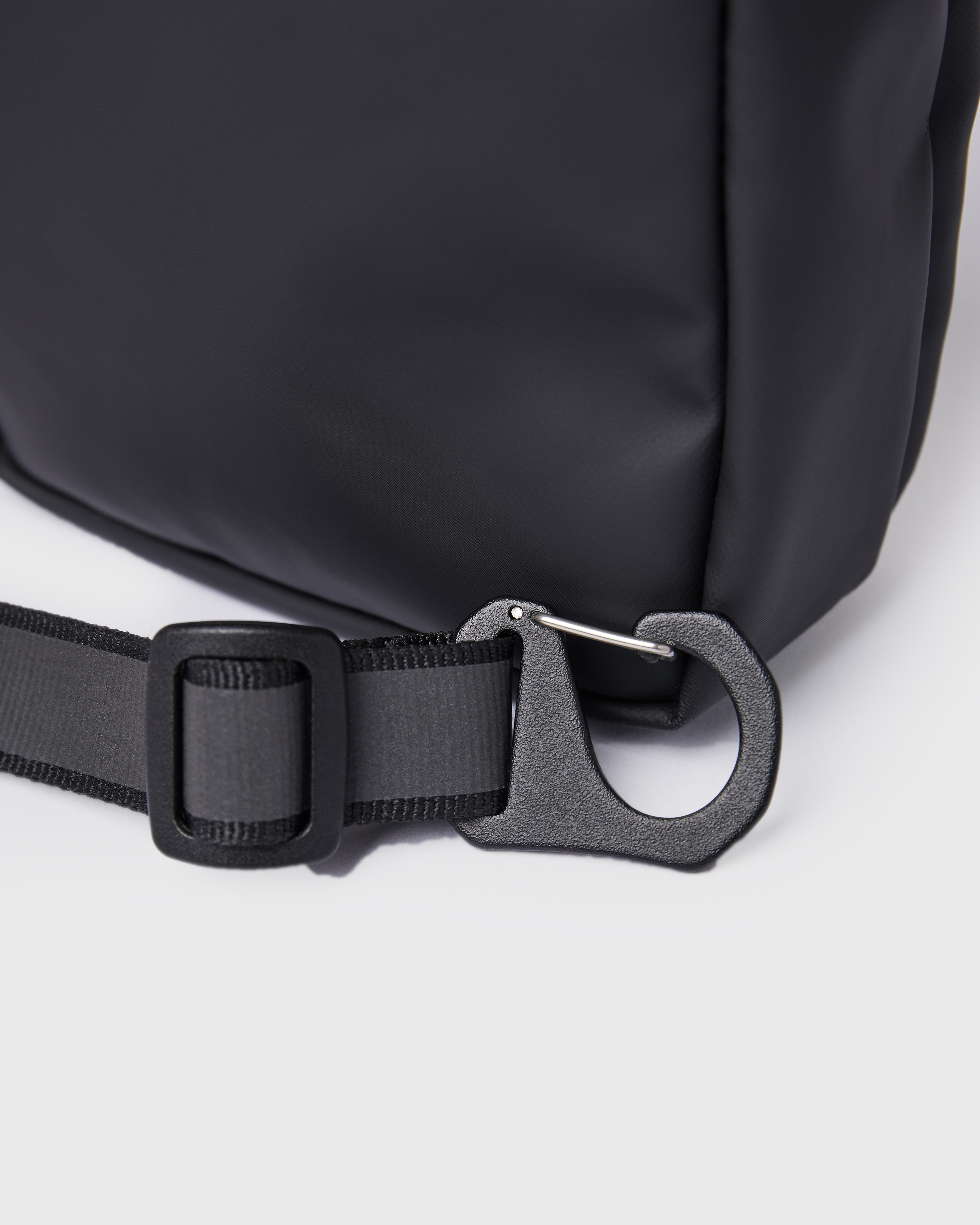 Sandqvist Shoulder bag Poe in black. Close up attachable shoulder strap buckle.