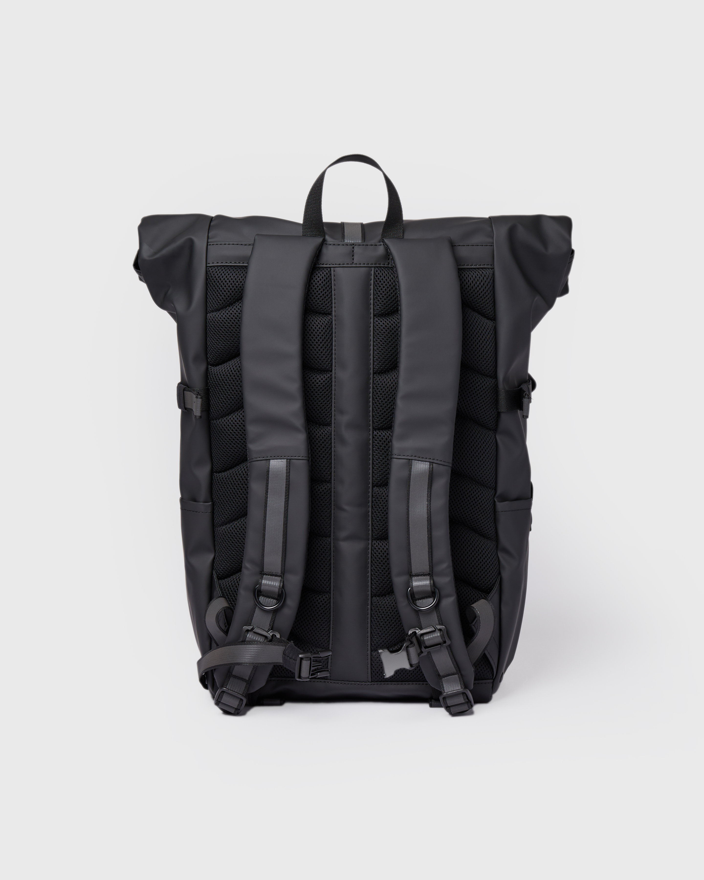Sandqvist Backpack Ruben 2.0 in black. Back view with padded back panel, top handle, shoulder straps and rolltop closure.