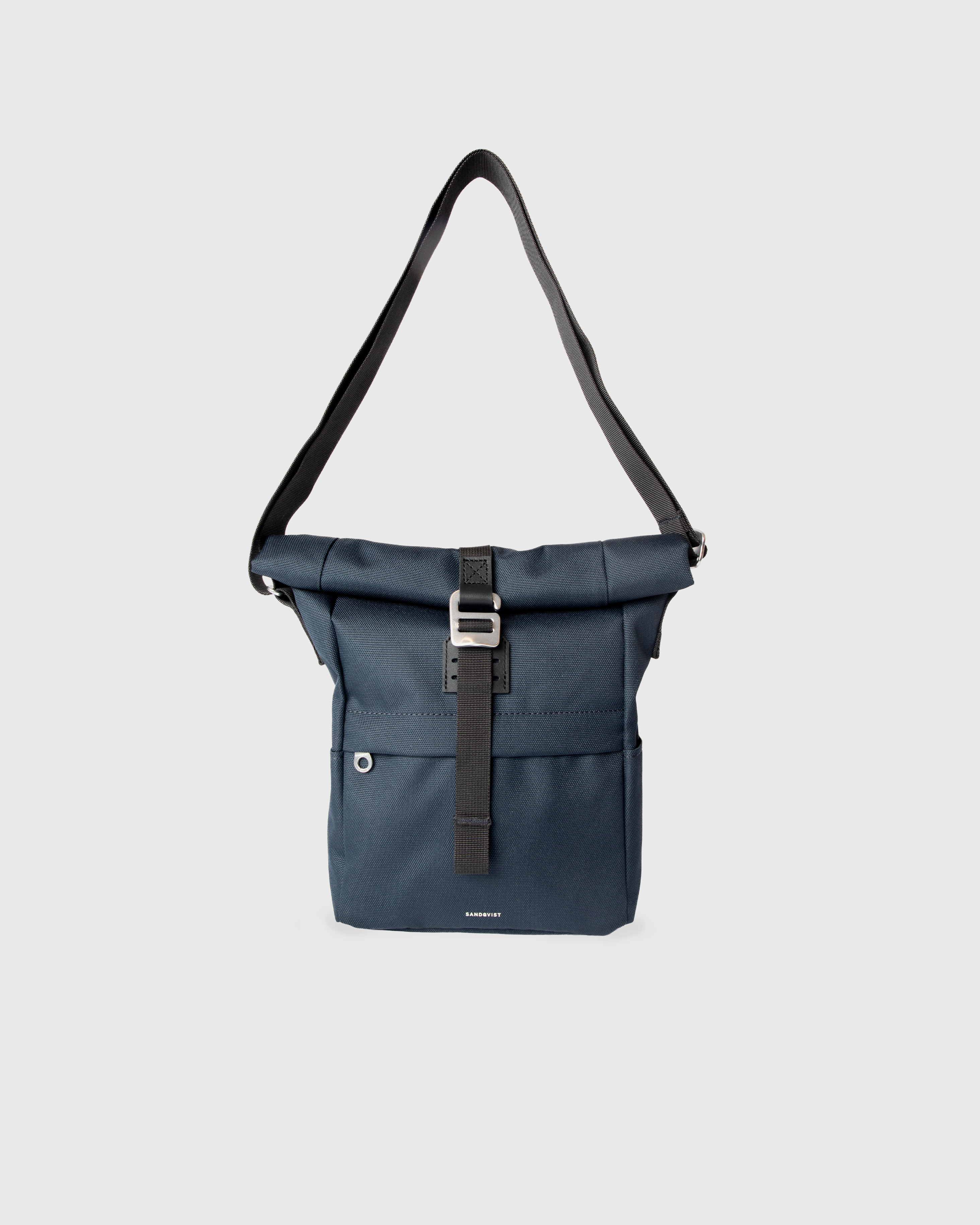 Sandqvist ICON Sacoche in Navy, front view with shoulder strap, rolltop closure and front zipper pocket.