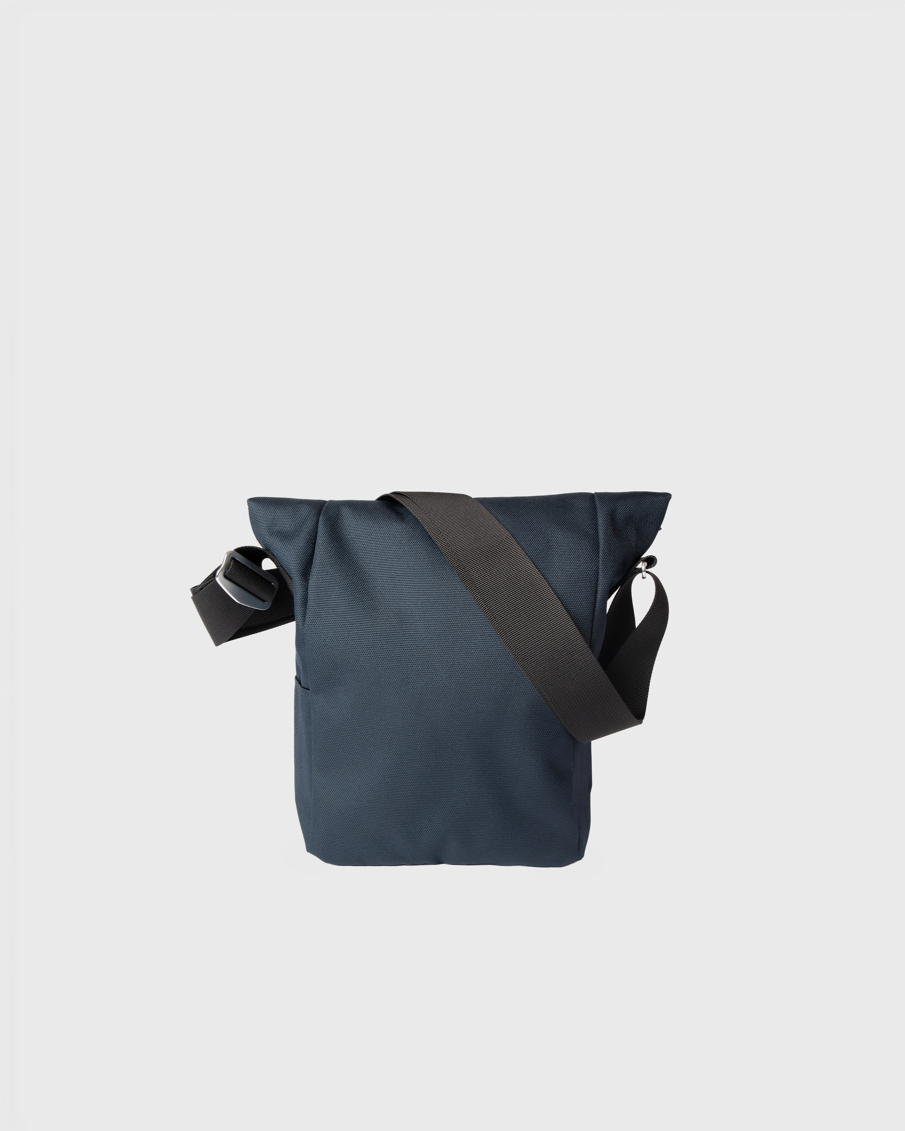 Sandqvist ICON Sacoche in Navy, back view with shoulder strap and rolltop closure.