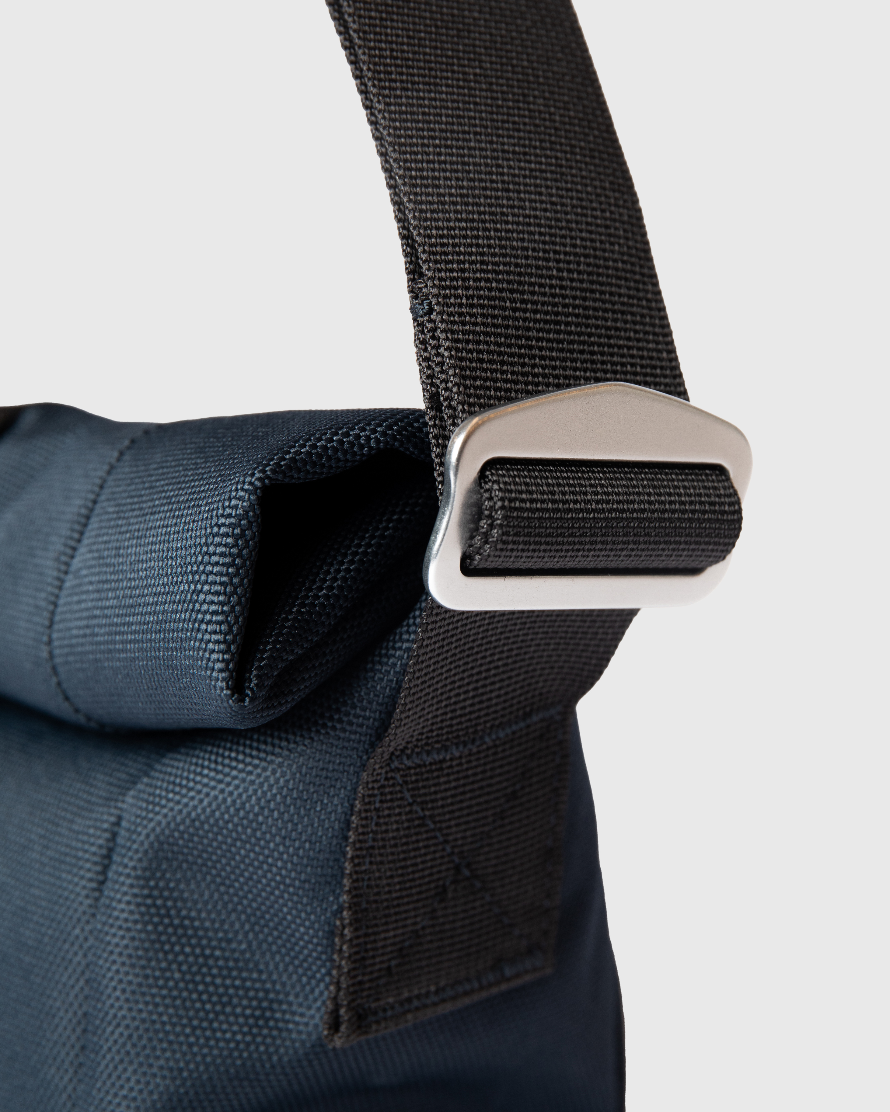 Adjustable metal trim on shoulder strap on the crossbody bag Sandqvist ICON Sacoche in Navy.
