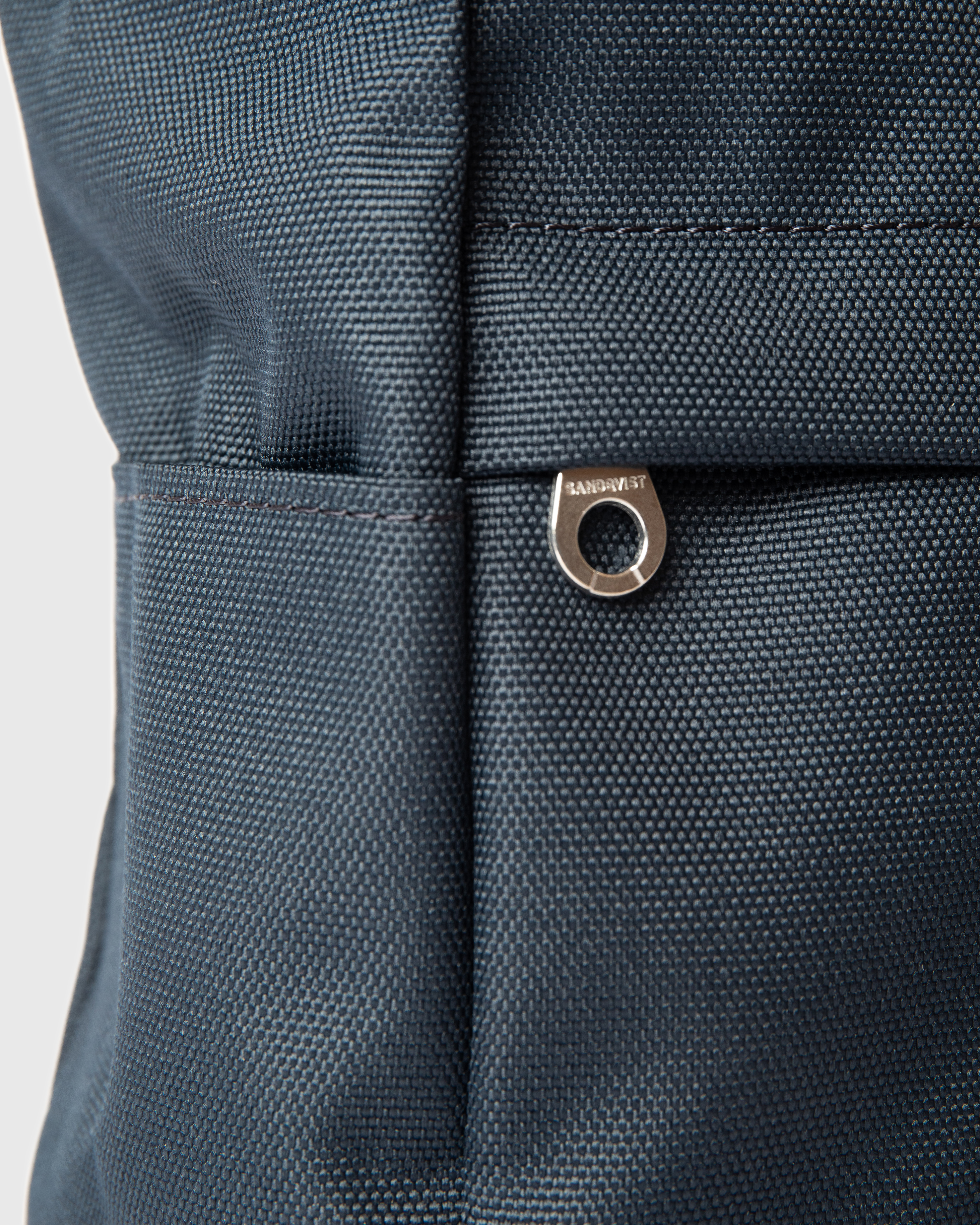 Side slip pocket and sipper pocket on the crossbody bag Sandqvist ICON Sacoche in Navy.