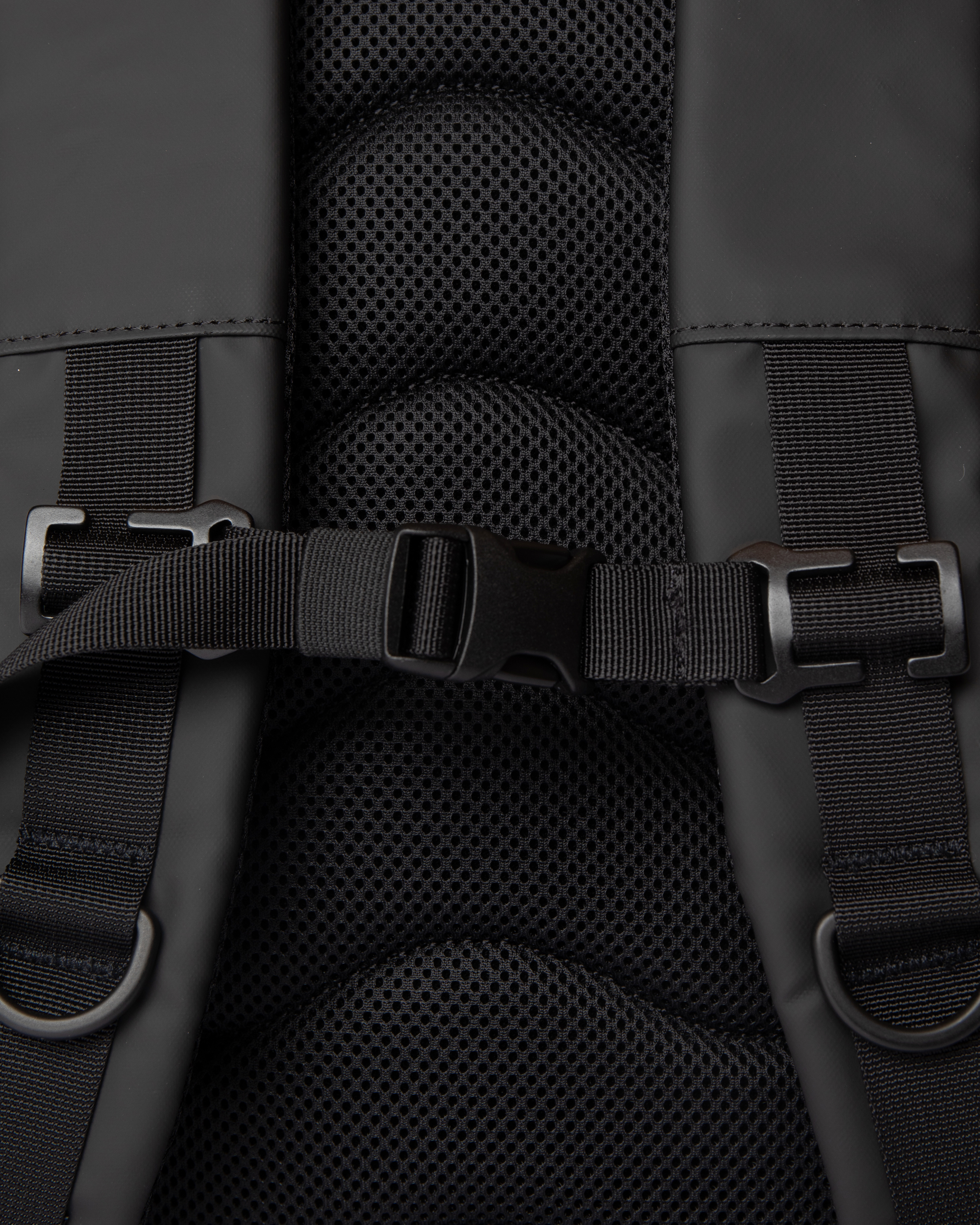 Adjustable and removable shoulder strap with buckle on STREAM Rolltop backpack L Dark Grey