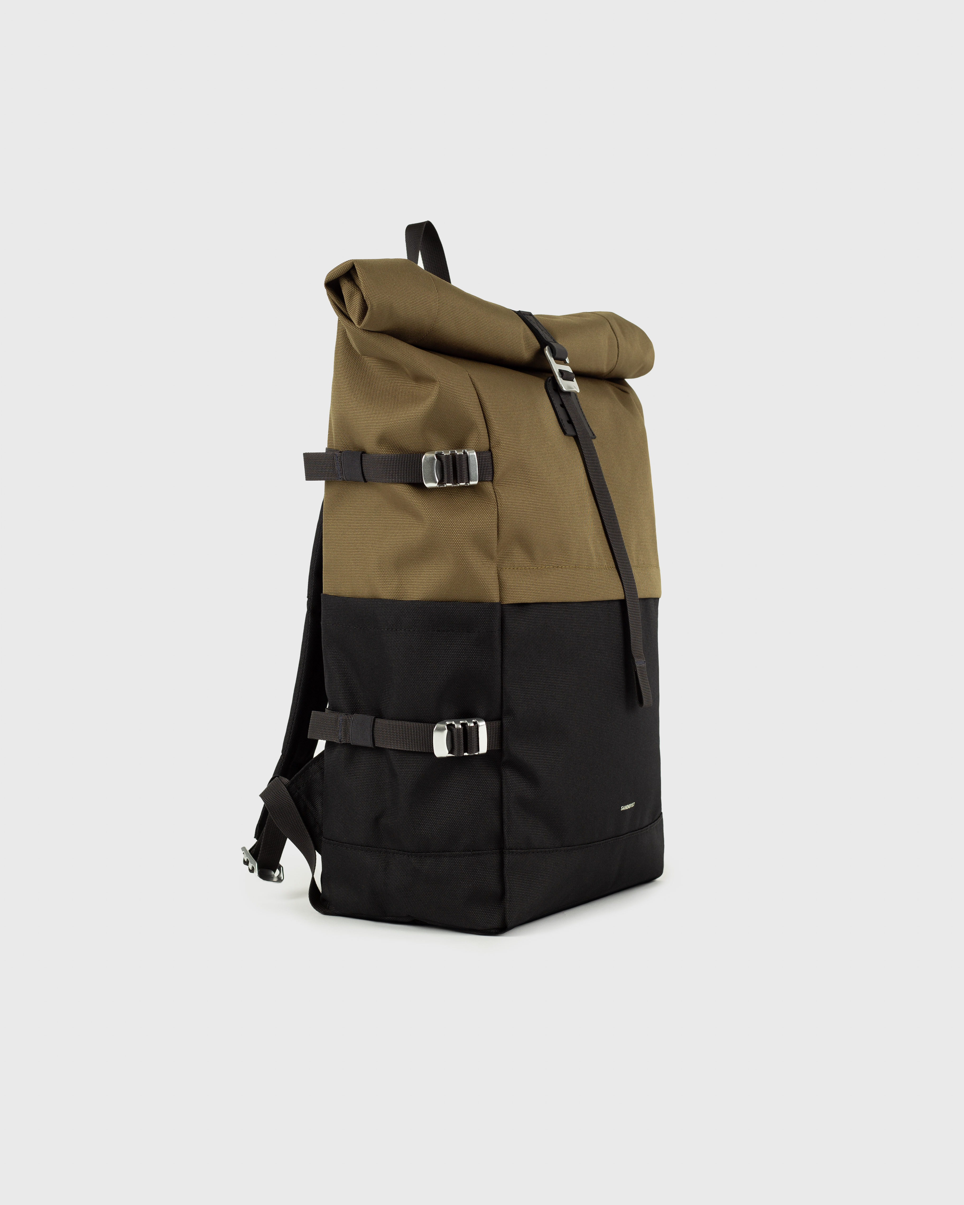 Sandqvist Icon Rolltop Backpack L 16, green and black. Side view, front buckle, handle and shoulder strap.