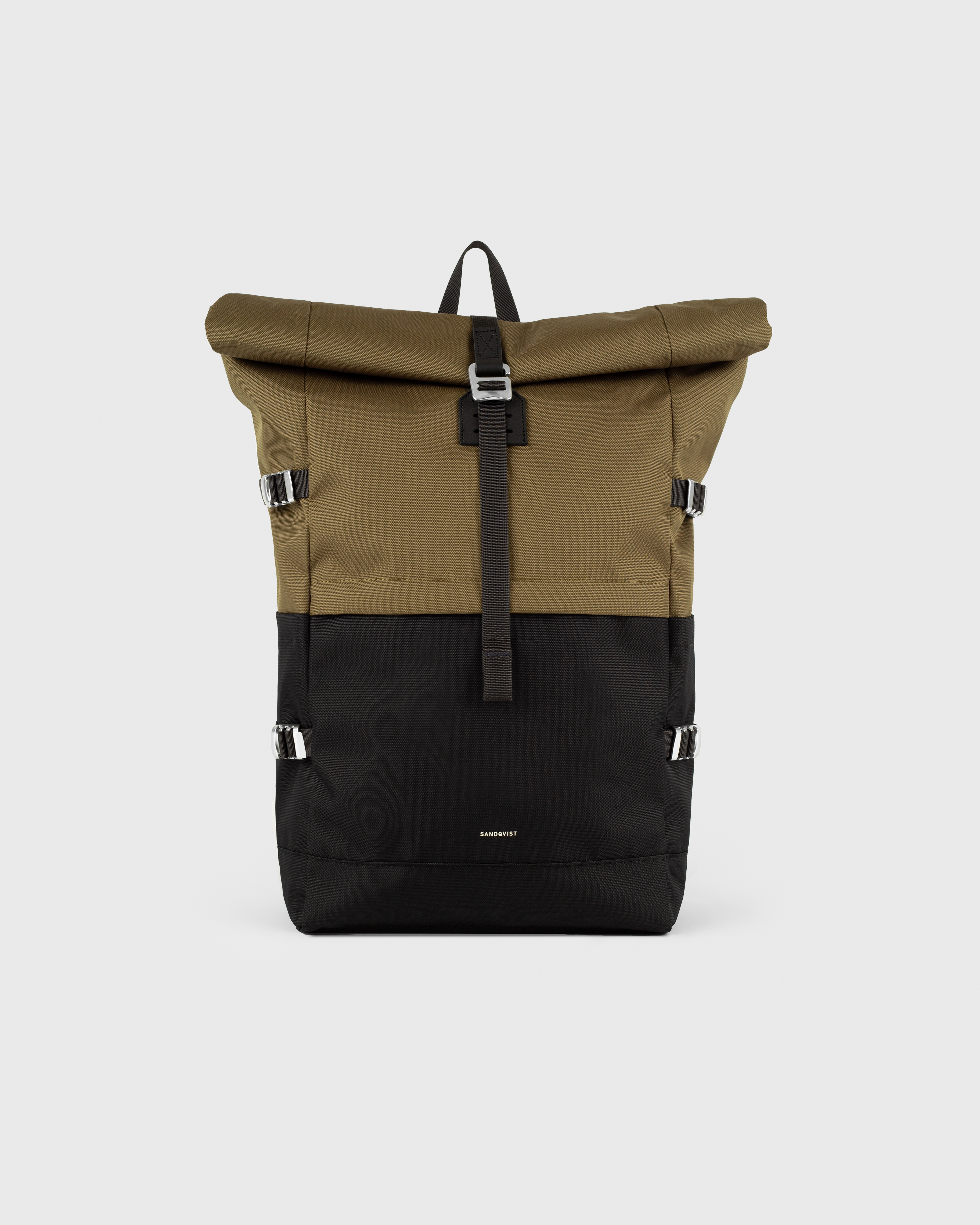 Sandqvist Icon Rolltop Backpack L 16, green and black. Front view, front buckle and handle.