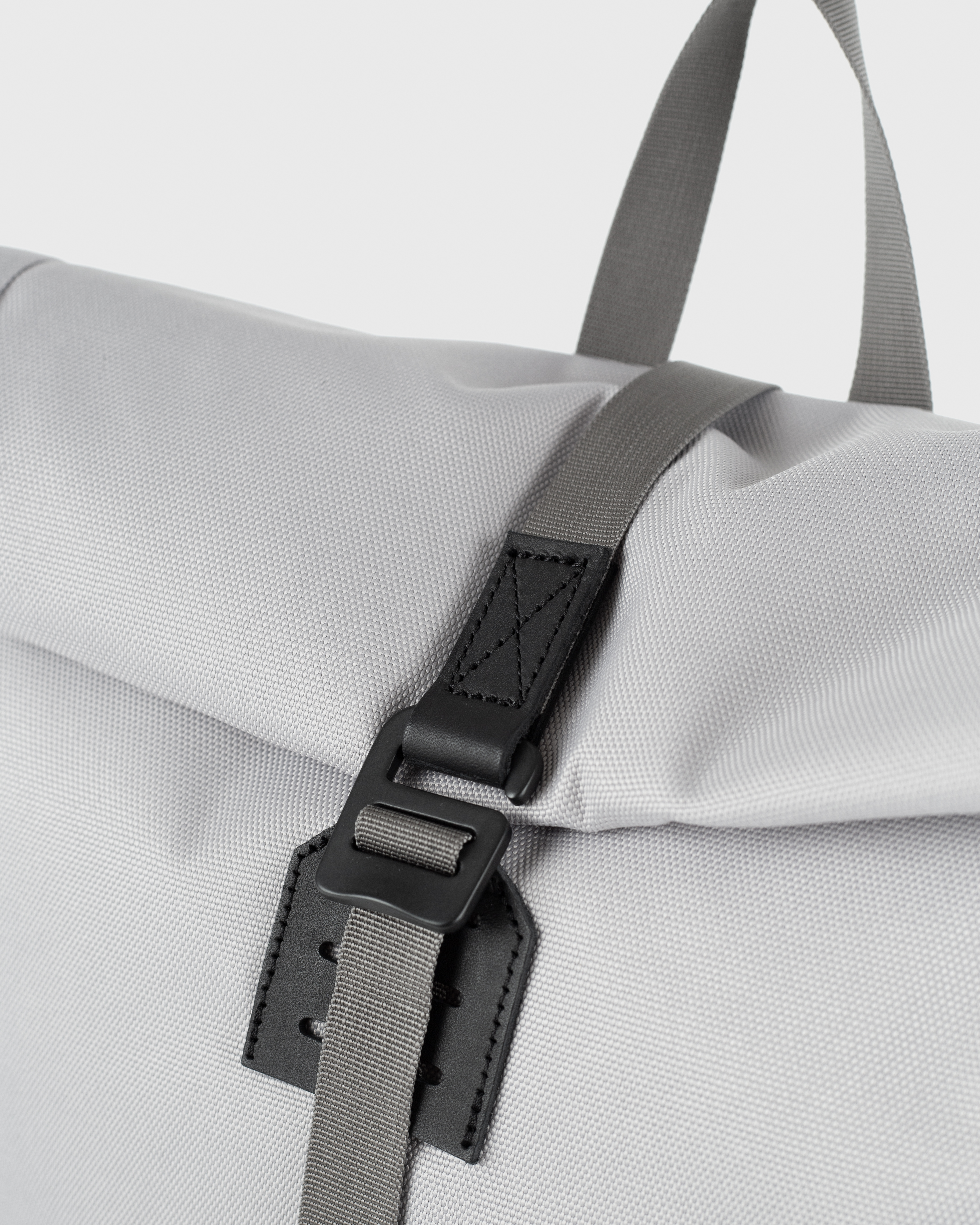 Sandqvist Icon Rolltop Rucksack L 16, grau. Nahaufnahme der vorderen Schnalle.