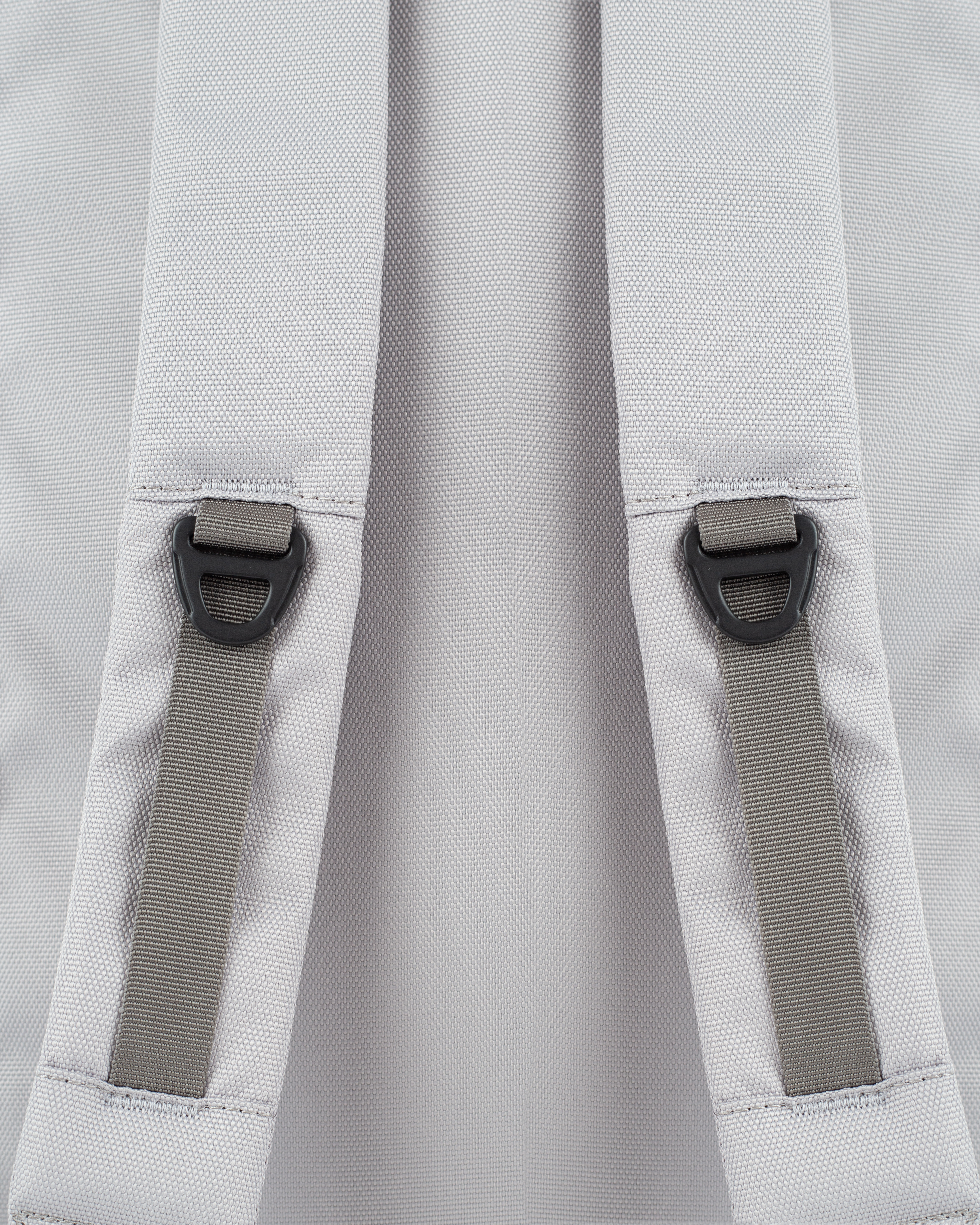 Sandqvist Icon Rolltop Backpack L 16, grey. Close-up of the shoulder straps.