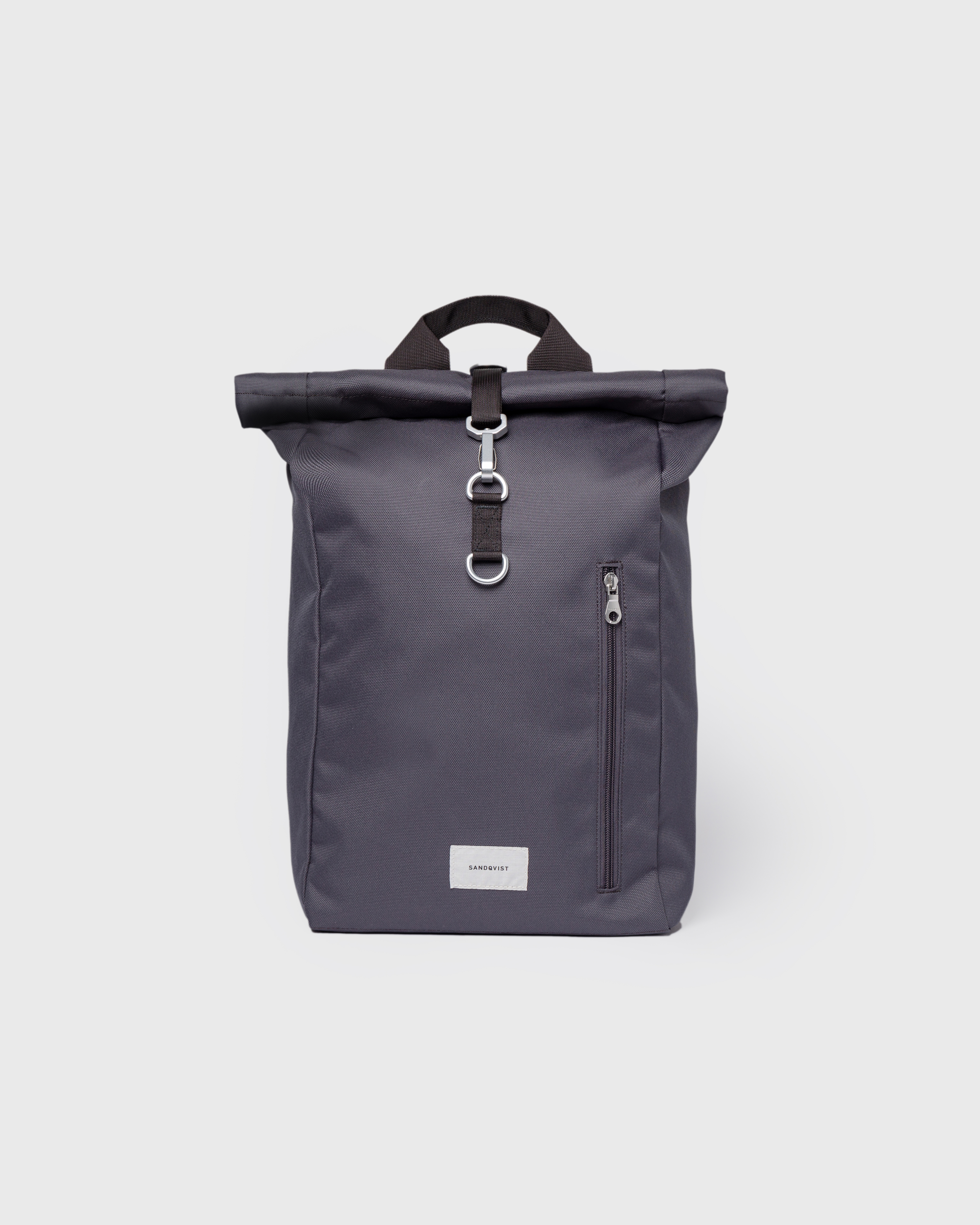 Sandqvist Ground Rolltop Backpack L, grey. Front view, front buckle, handle and shoulder strap.