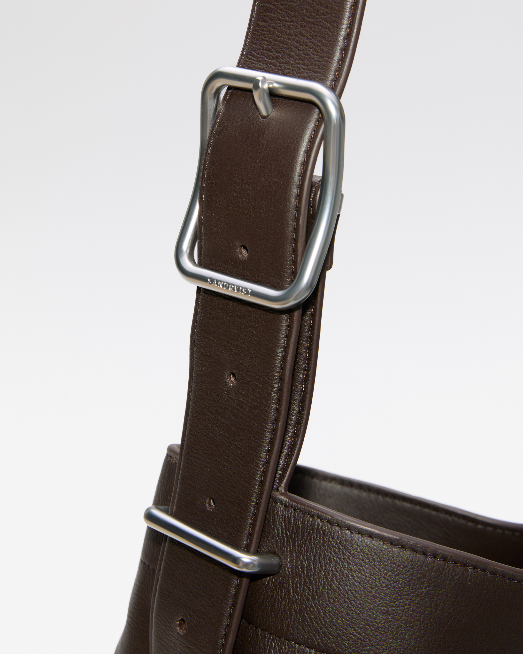 Close up view of Sandvist LEATHER Shopper Bag shoulder buckle in silver