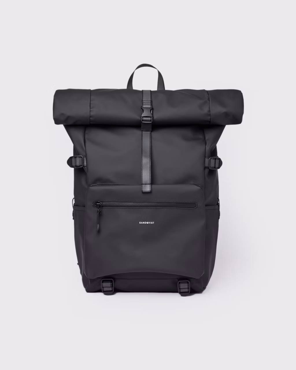 Sandqvist Backpack Ruben 2.0 in black, front view with reflective side straps, rolltop closure with reflective strap and buckle, front zipper pocket, top handle and side slip pockets.