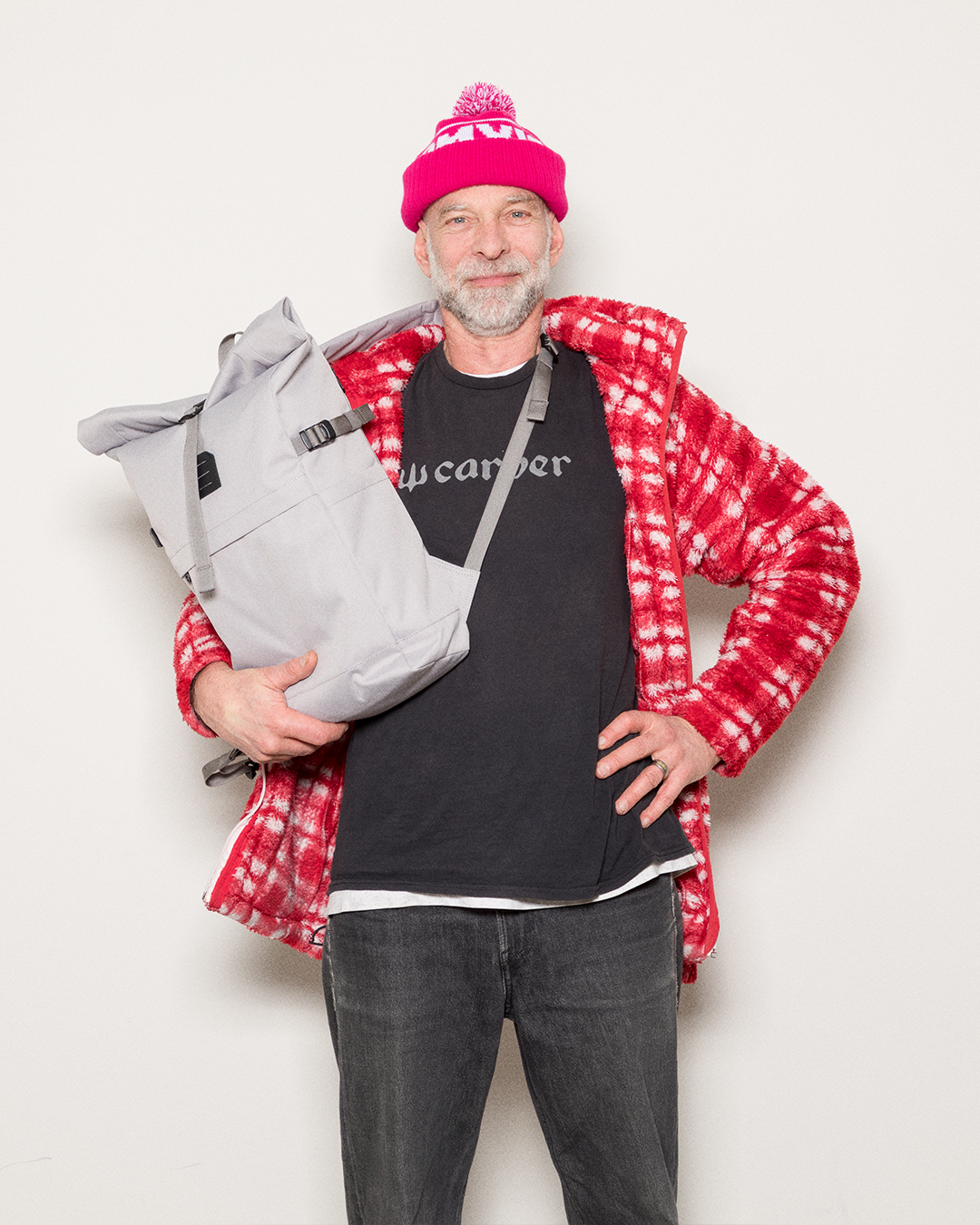 Male model wearing the Sandqvist Icon Rolltop Backpack 14", light grey. Front view wearing the bag in the front.