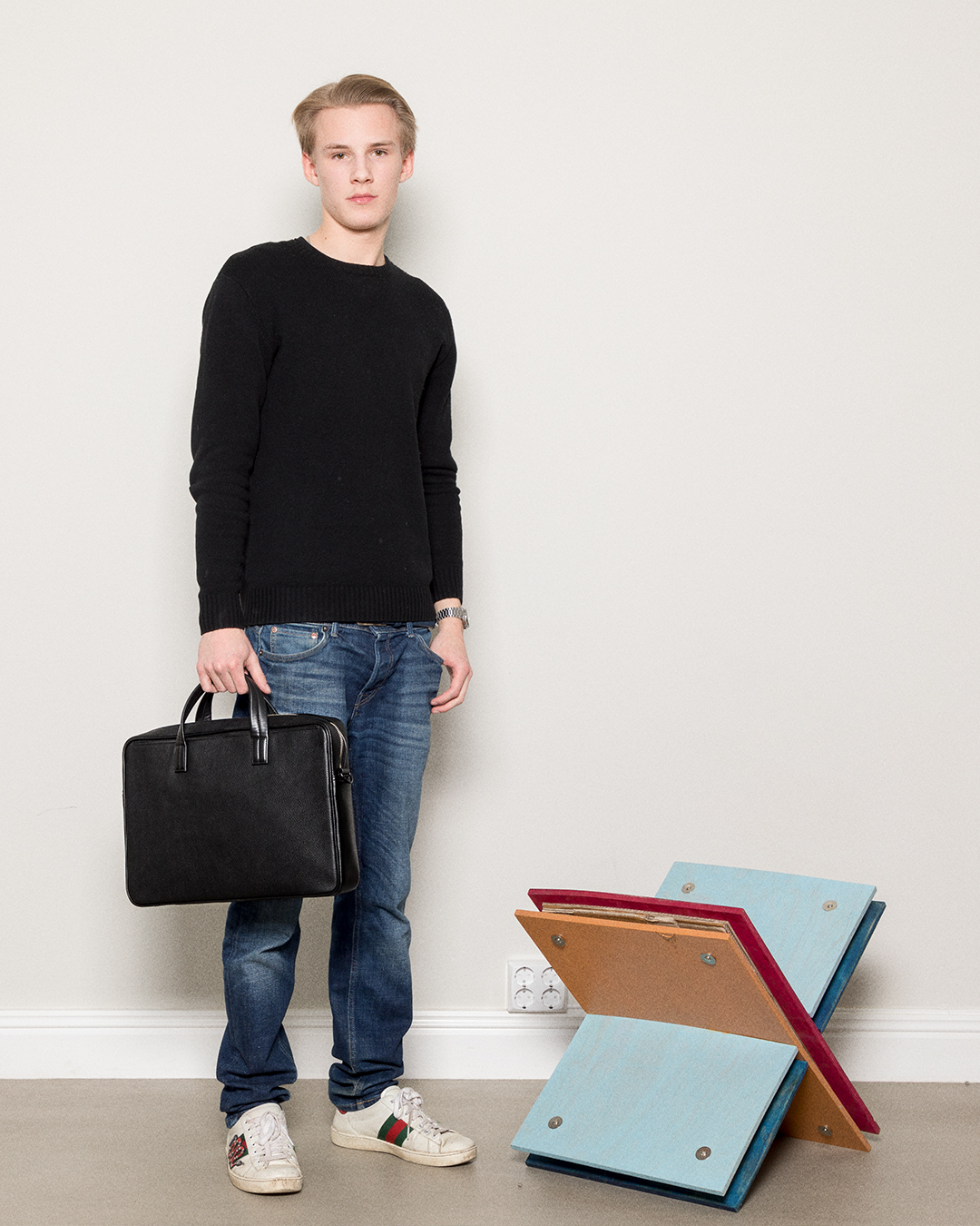 Manlig modell som håller Sandqvist läderportfölj, svart. 