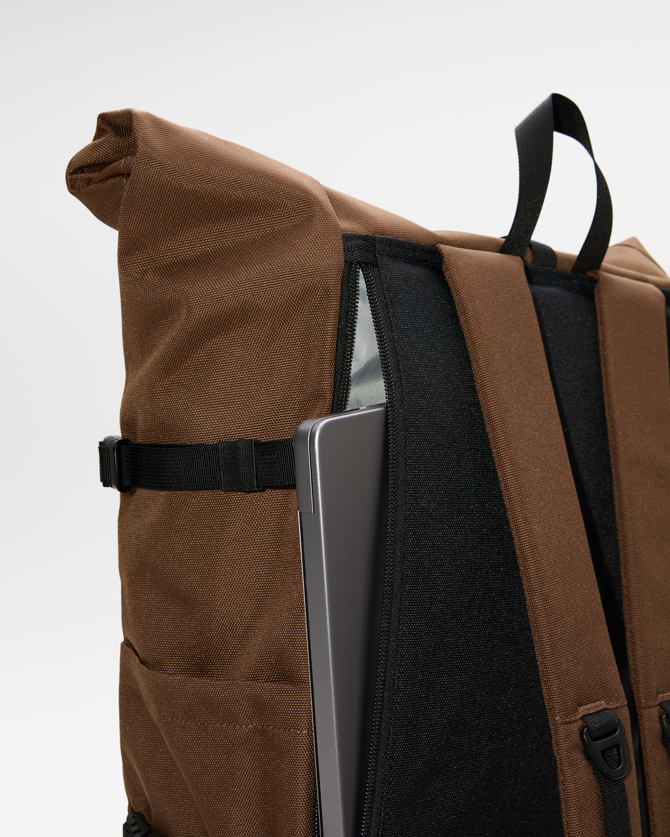 Sandqvist ICON Rolltop Backpack 16”, brown. Close-up of the outside laptop compartment with a zipper.