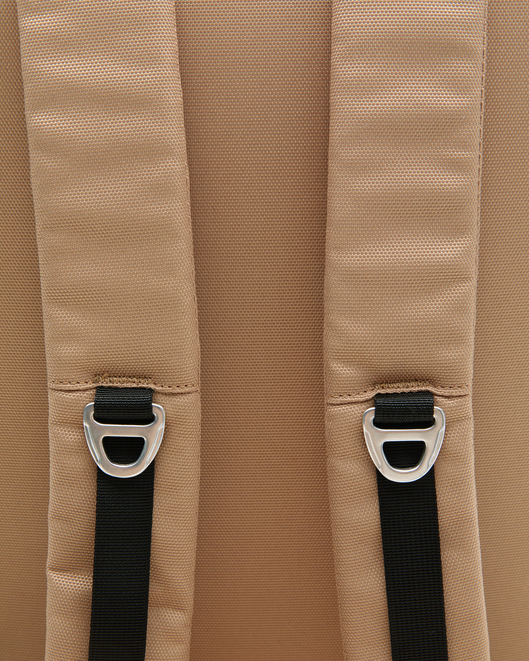 Sandqvist ICON Rolltop Backpack 16”, beige. Close up view of the padded shoulder straps. The shoulder straps have one loop hanger on each strap.