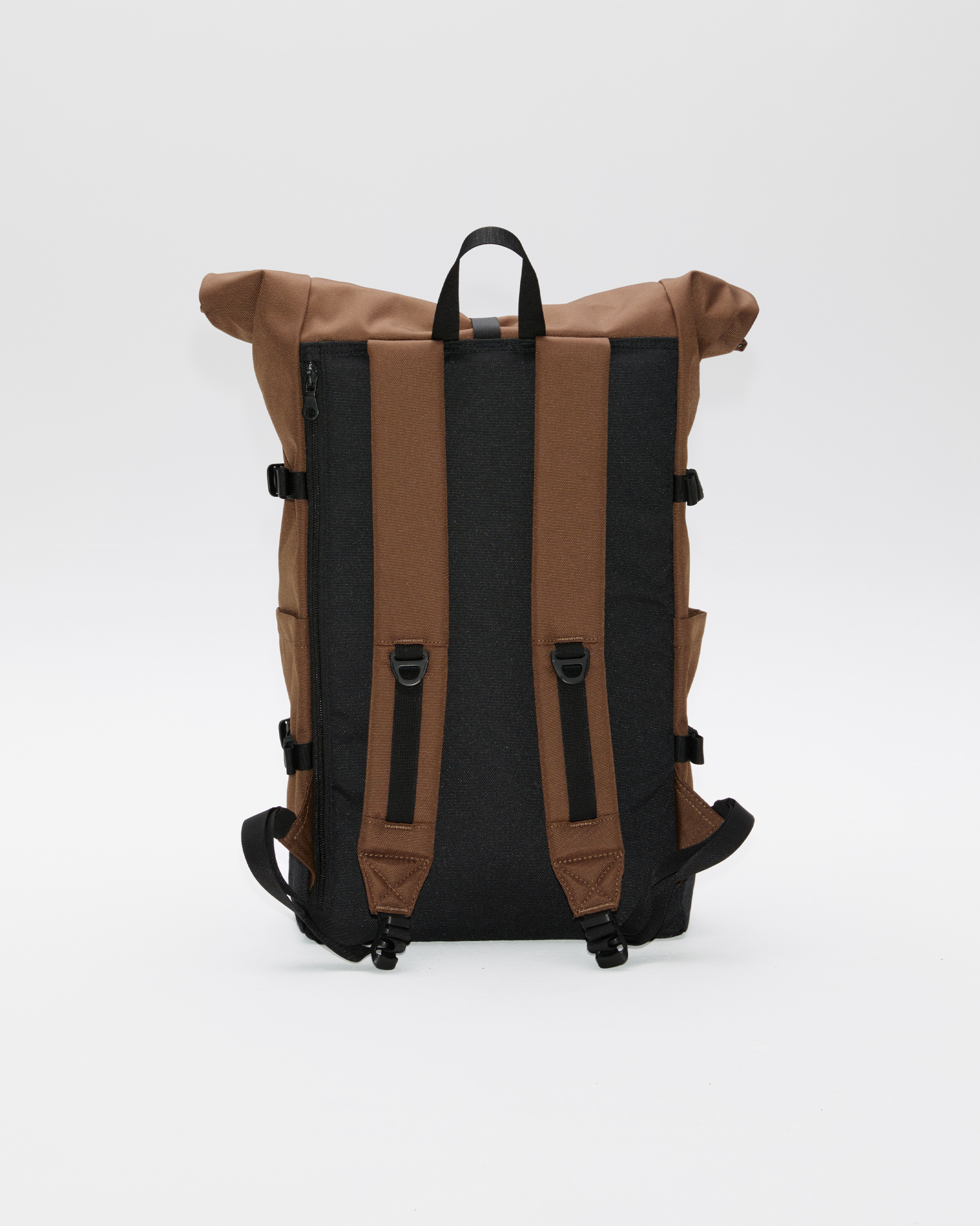 Rucksack, Sandqvist ICON Rolltop Backpack 16”, brown. Rückansicht, Schultergurte und Griff