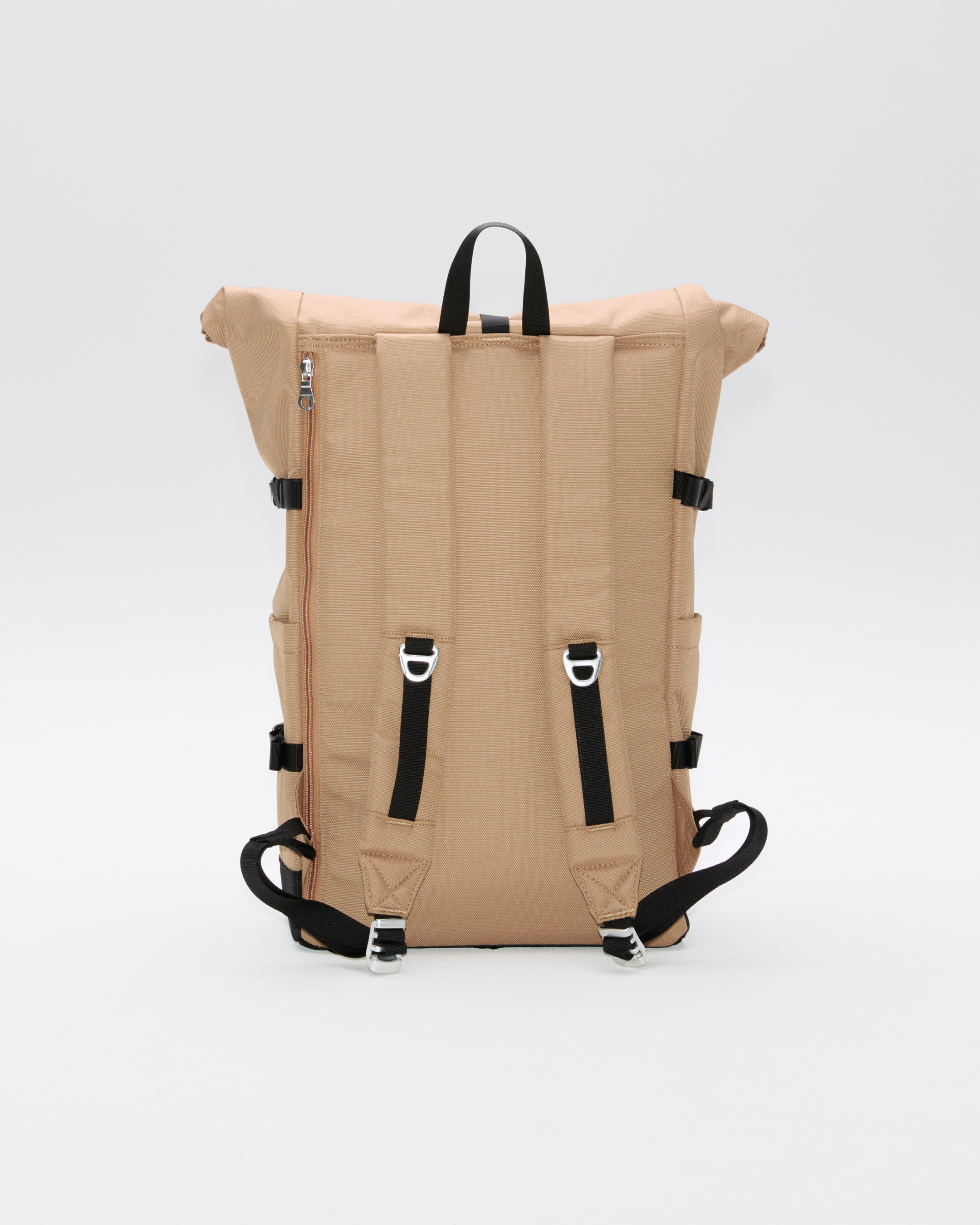 Sandqvist ICON Rolltop Backpack 16”, Beige. Back view, shoulder straps and handle.