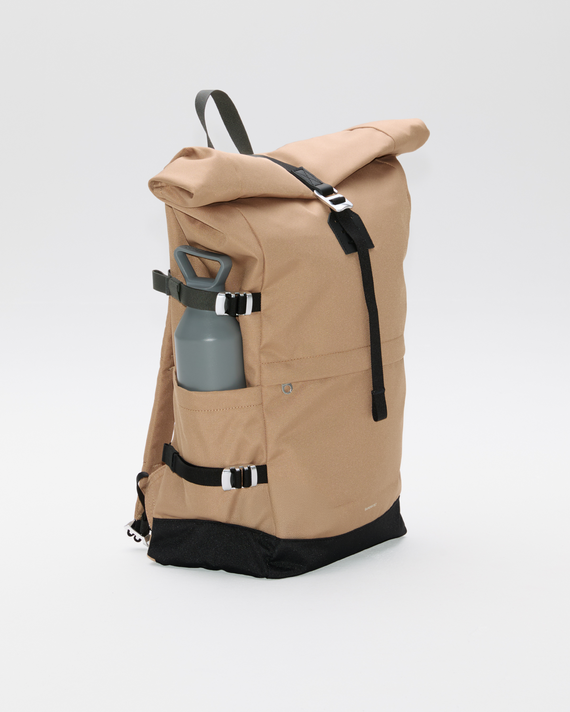 Sandqvist ICON Rolltop Backpack 16”, Beige. Side view, front buckle, handle and shoulder strap.