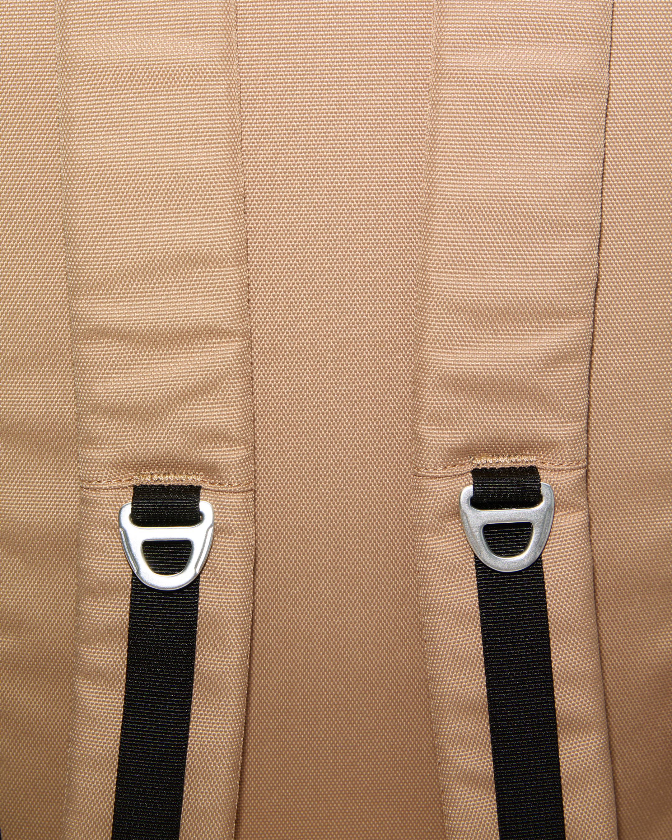 Sandqvist ICON Rolltop Backpack 14”, beige. Close up view of the padded shoulder straps. The shoulder straps have one loop hanger on each strap.
