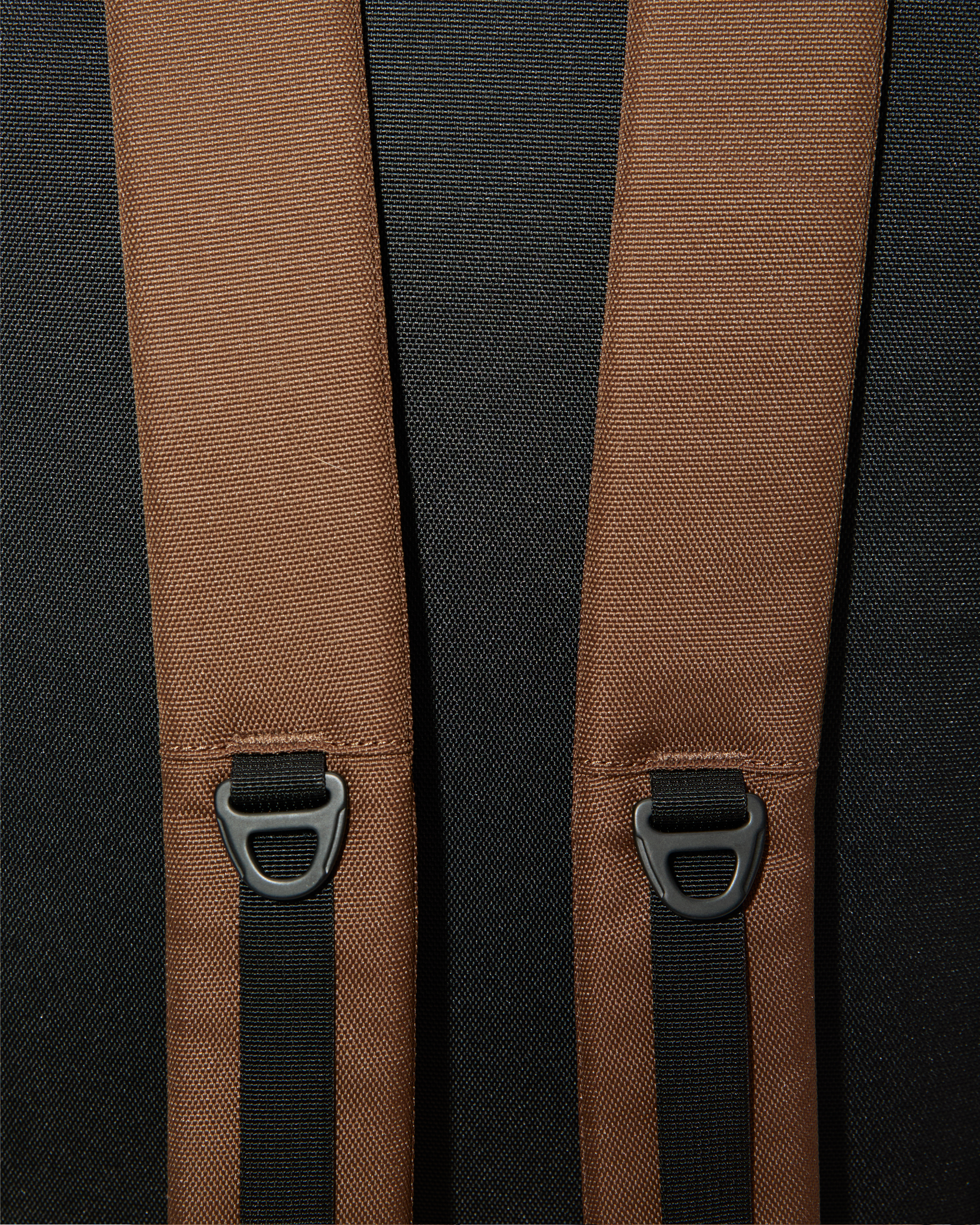 Rucksack, Sandqvist ICON Rolltop Backpack 16”, Brown. Nahaufnahme der gepolsterten Schultergurte. Die Schultergurte sind jeweils mit einer Aufhängeschlaufe versehen. 