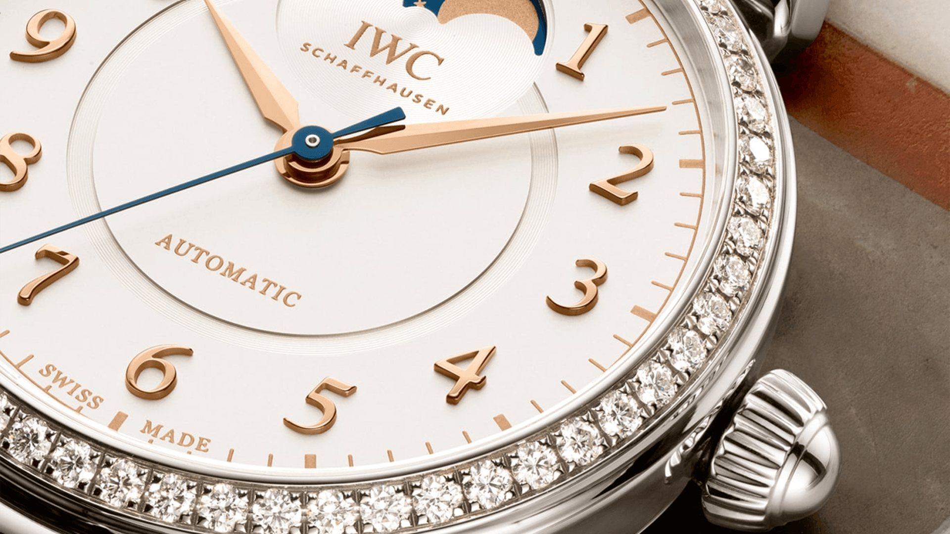 Het horloge met elegante ronde kast