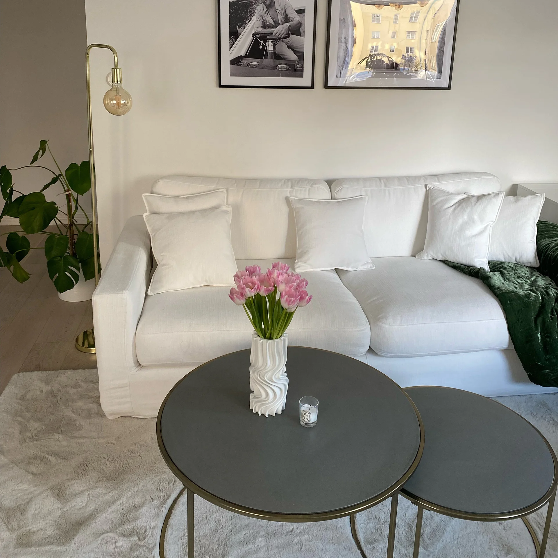 Rak soffa på 224cm i bredd med lös, avtagbar klädsel på kuddar och stomme i vit 100% linne.