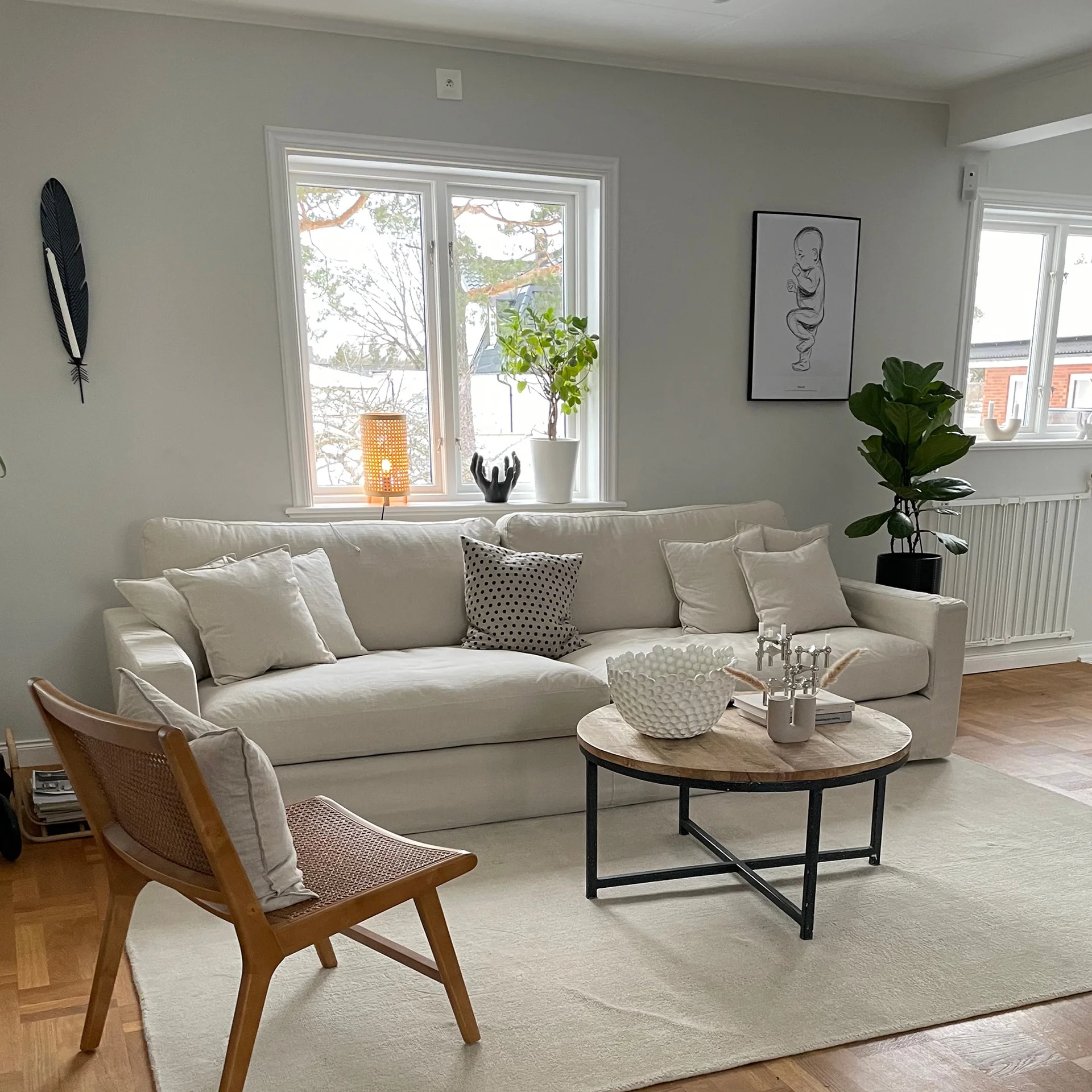 Djup soffa klädd i vit linneblandning med avtagbar, lös klädsel och mjuka sitt- och ryggkuddar i dun och kallskum.