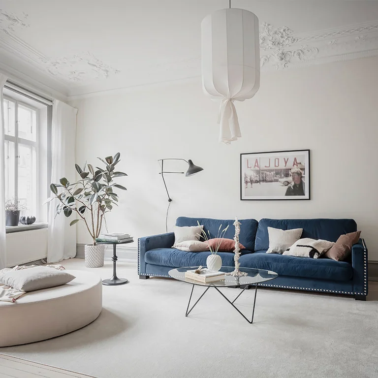 Lyxig sammetsklädd soffa i 100% polyester på 285cm i bredd med silvriga nitar längs stommen. 