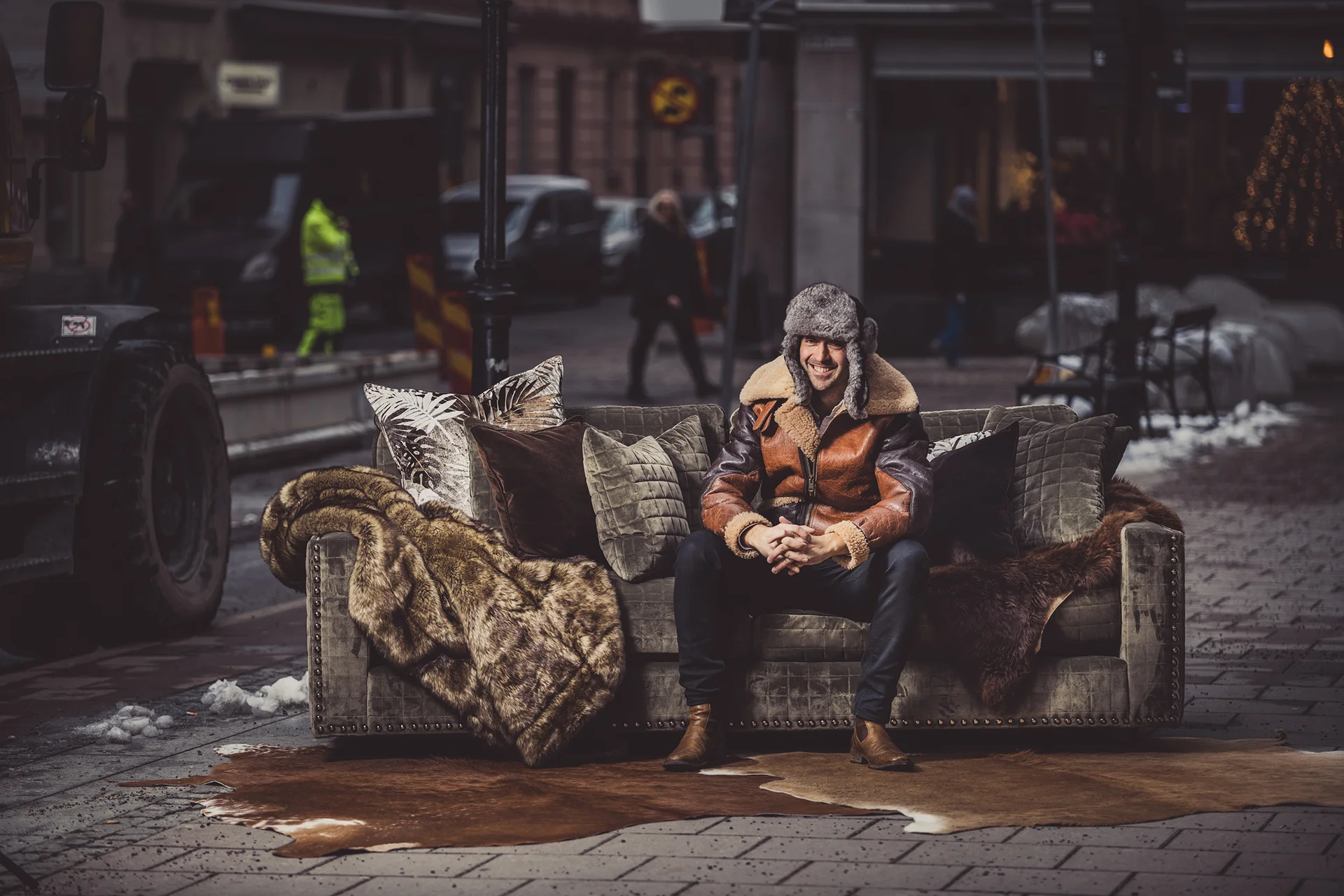 Myk og behagelig sofa Valen 224 kledd i quilted polyesterfløyel Aston skogsgrønn med vintagestifter langs stammen.