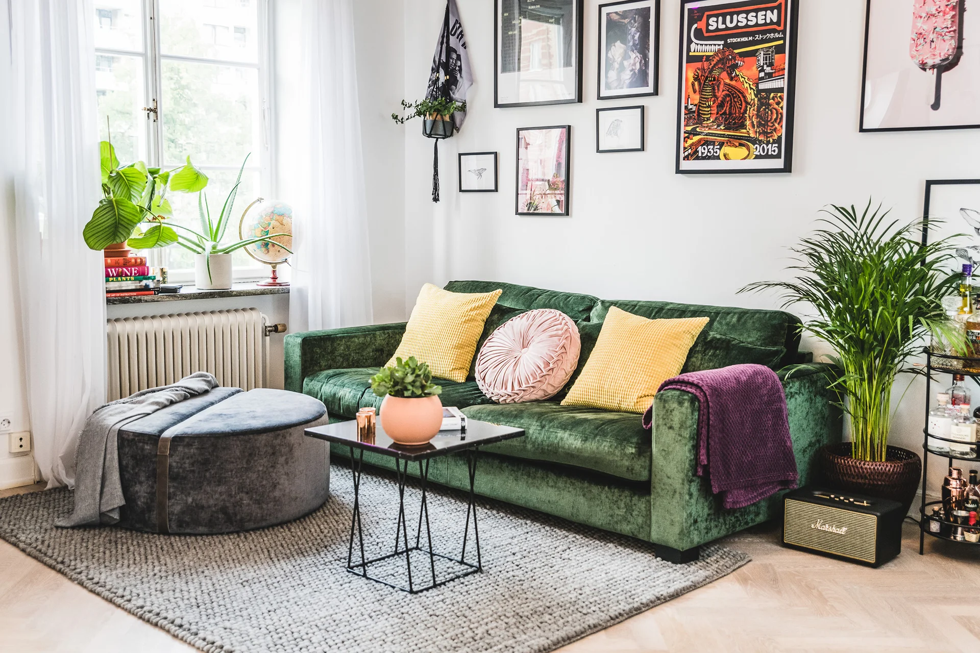 Lyxig sammetssoffa med djupa sittkuddar och höga ryggkuddar i grön kulör. 224cm bred soffa med 105cm i djup med fast klädsel runt stommen.