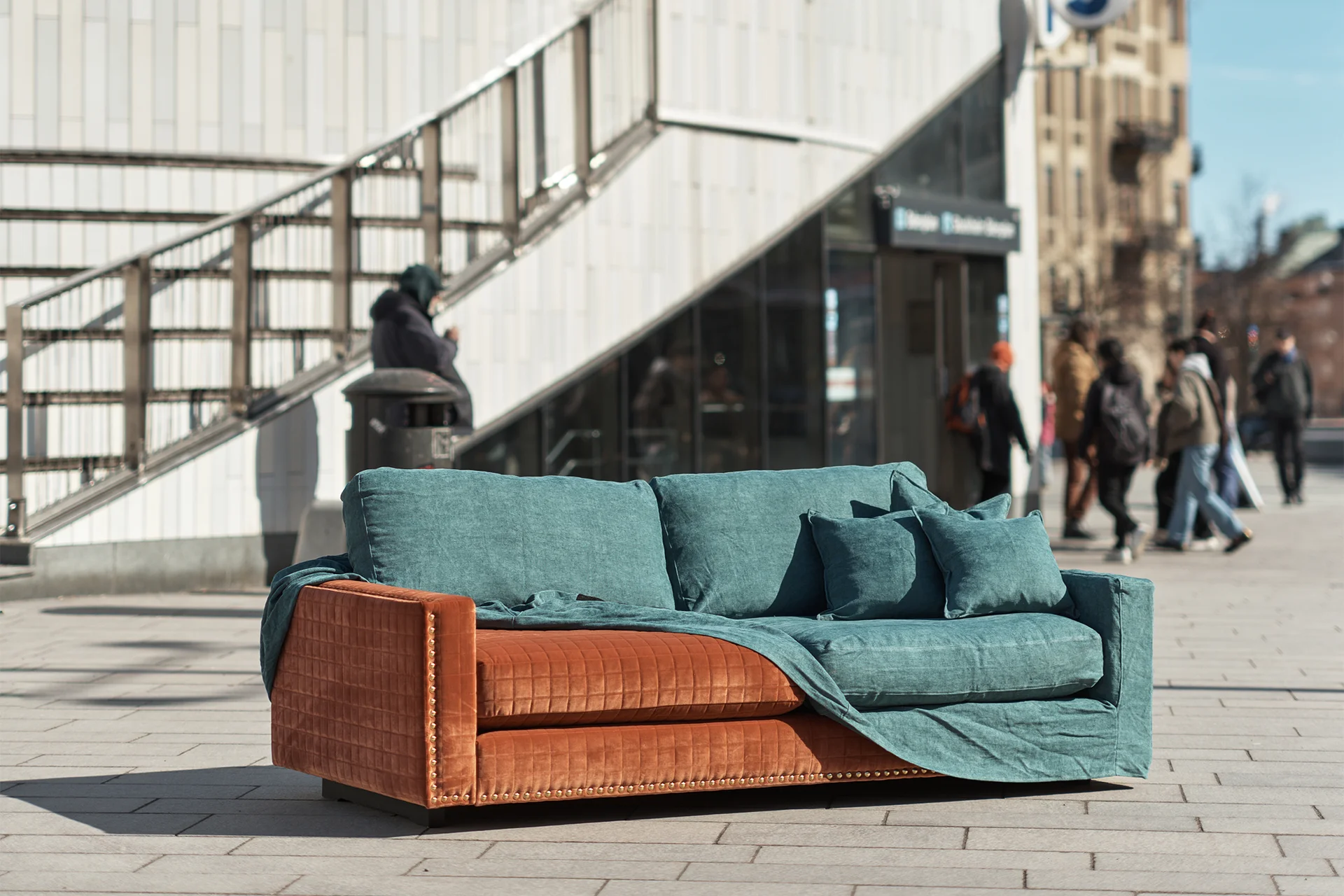 Rak soffa i 224cm i bredd med tvättbar klädsel som är lös, avtagbar i linneblandning. 