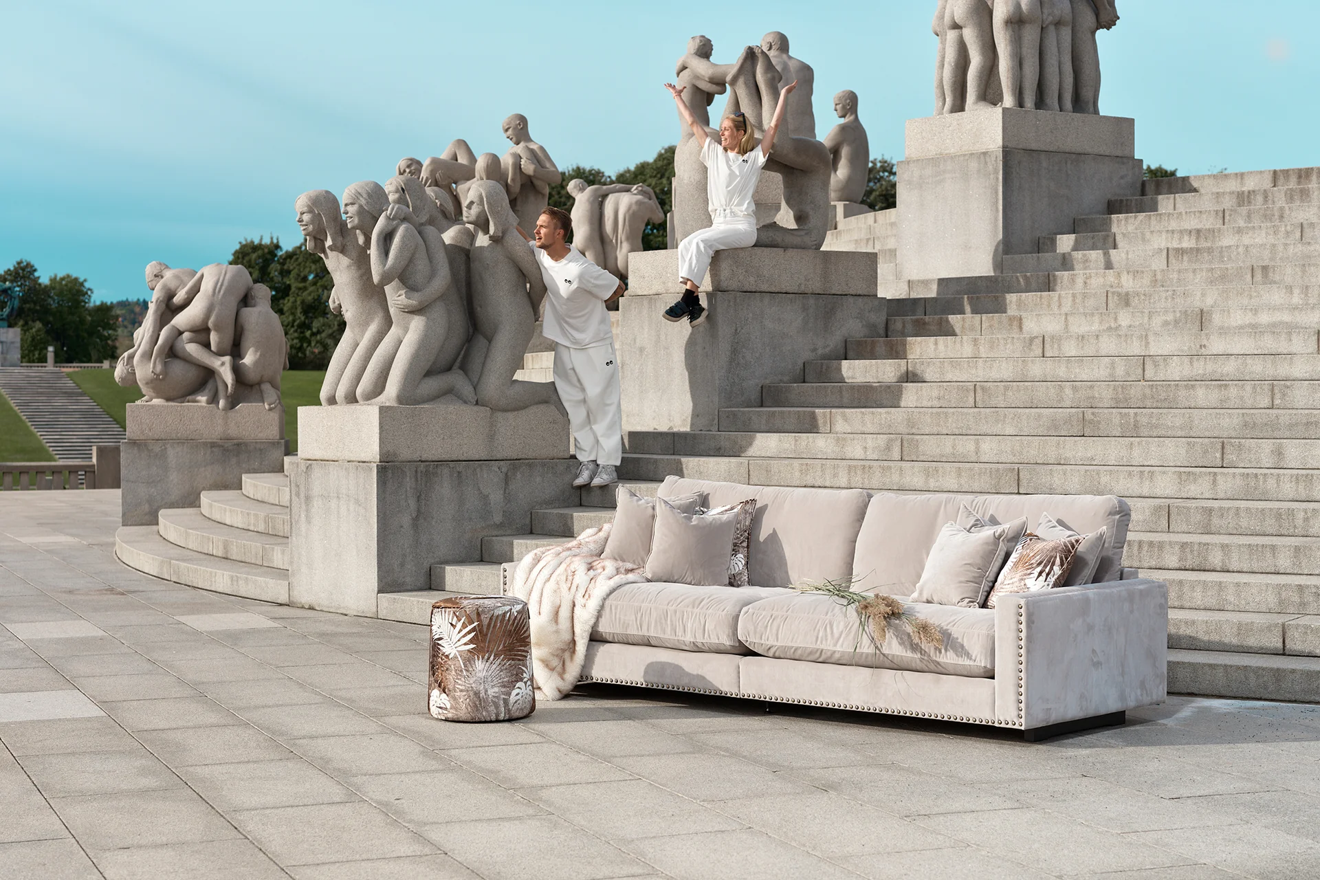 Komfortabel sofa i lys fløyelsstoff i 100 % polyester med svart/gull fargede stifter rundt rammen. Stilig sofa med myke sitte- og ryggputer.