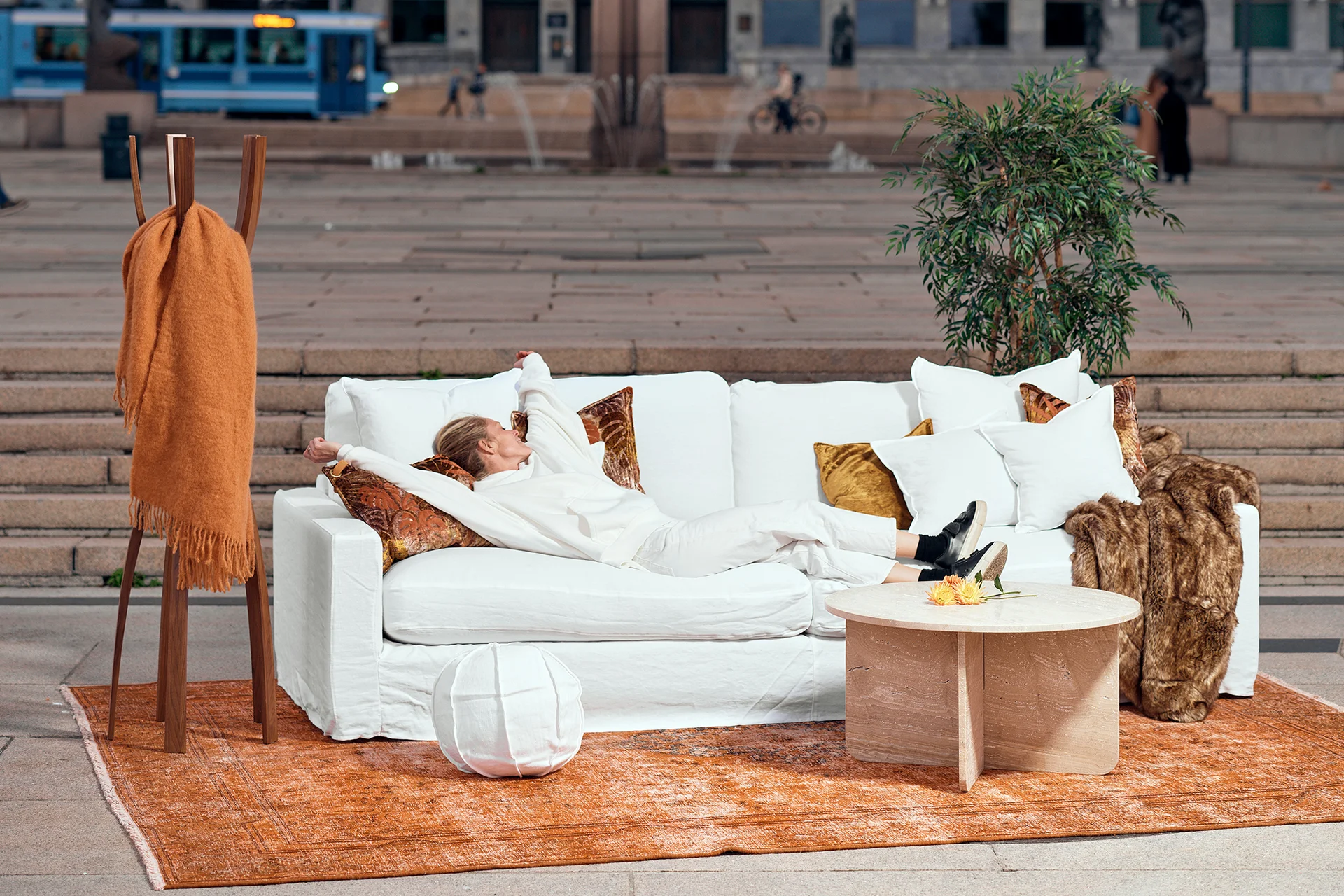 Stor soffa klädd i vitt linnetyg med mjuka sitt- och ryggkuddar i avtagbar klädsel. 