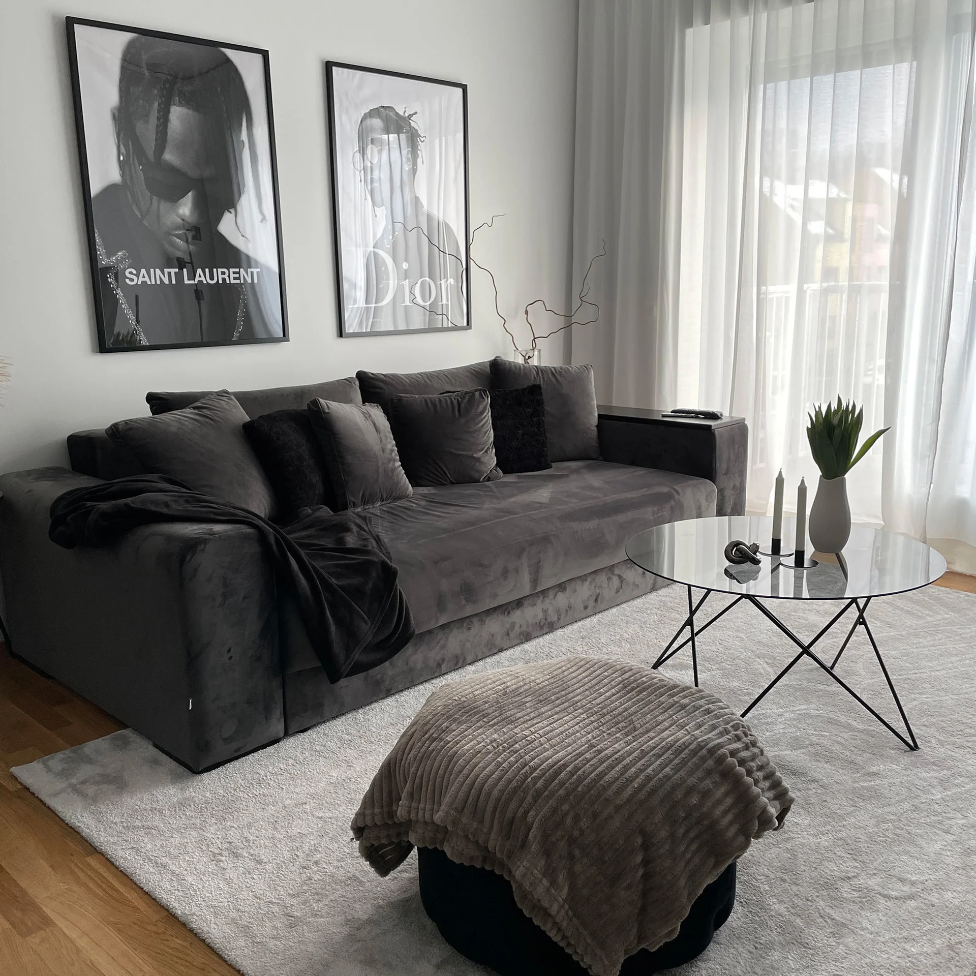 Bekväm bäddsoffa med 120cm djup sits i fast klädsel, klädd i mörkgrå polyestersammet och med förvaringsutrymme under sits och i armstöd.