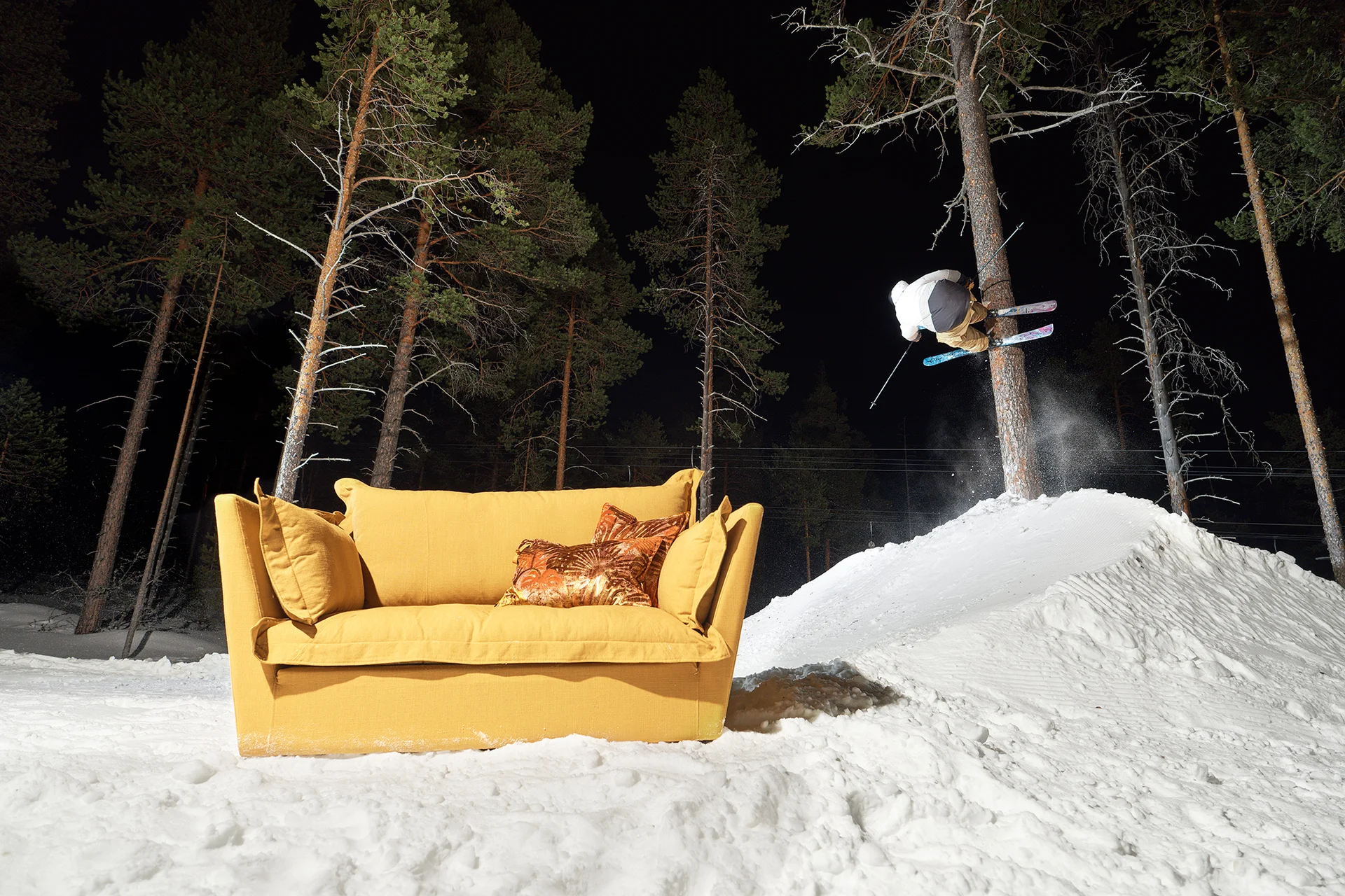 164cm bred loveseat fåtölj i gul linneblandning med mjuk sittkudde i dun och höga, vinklade armstöd.