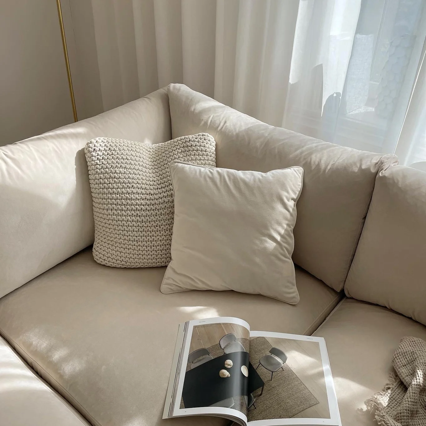 Nahaufnahme des Mammuten Eckmoduls aus hellem Samt.