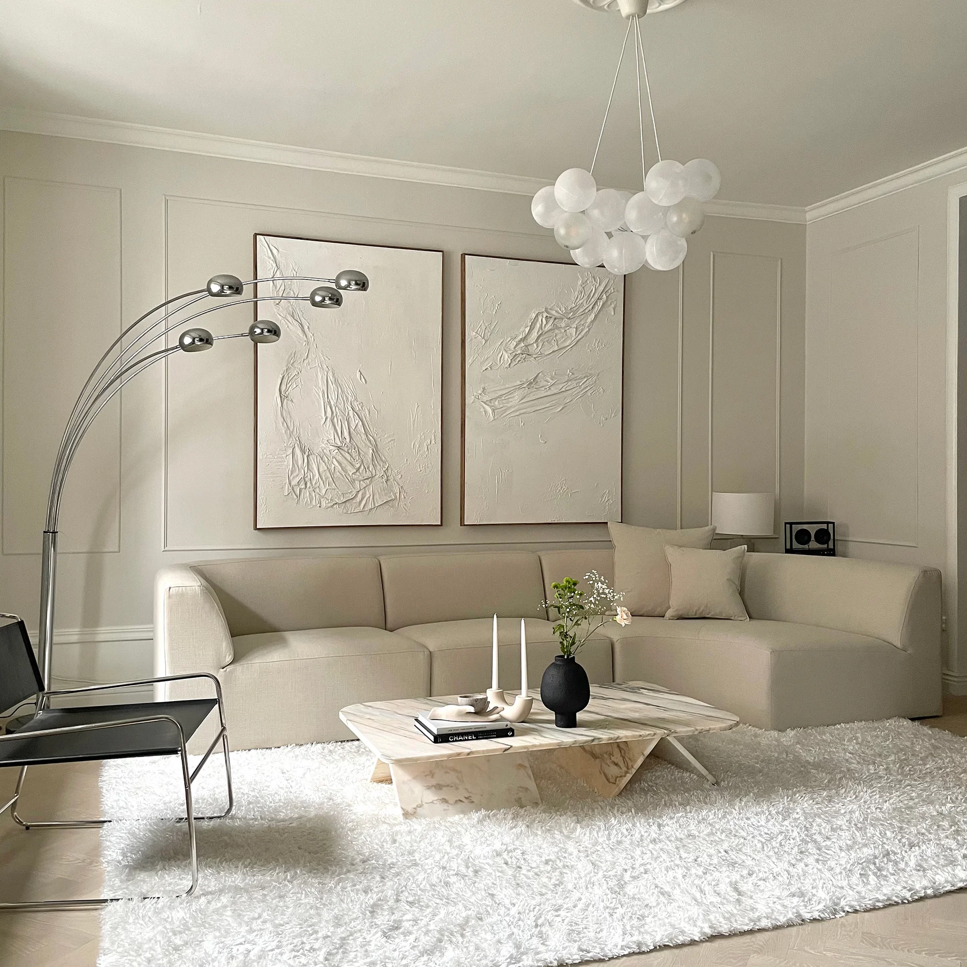 Dunfri modulsoffa i kallskum, klädd i beige linneblandning med fast klädsel och fast sittkomfort.