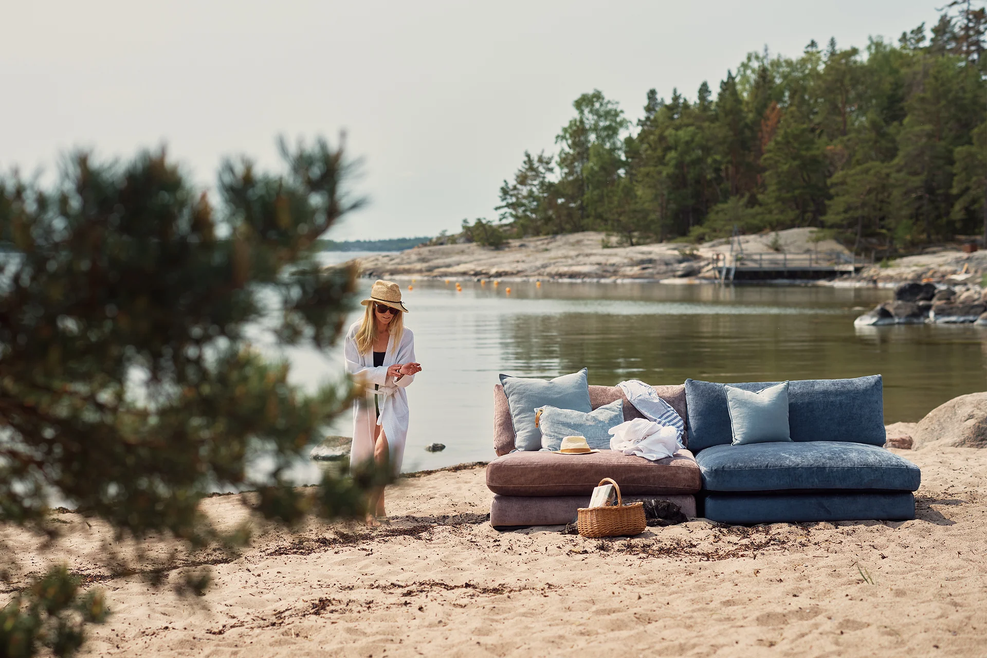 Loveseat, 118cm bred, i lila och blå bomullssammet med vändbara sitt- och ryggkuddar i dun och kallskum. 