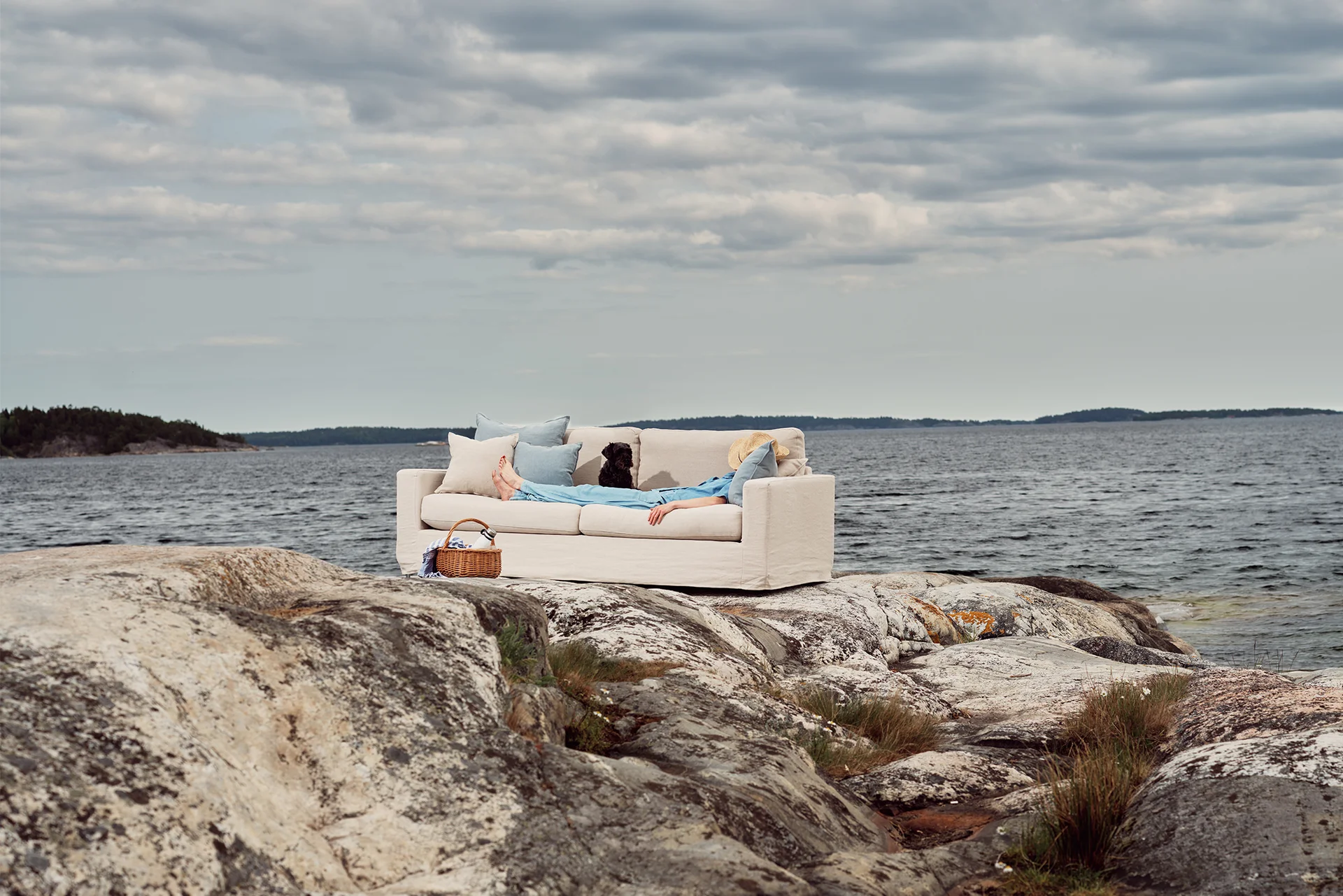 Beige linnesoffa med mjuka sitt- och ryggkuddar. 224cm bred soffa klädd i 100% linne med avtagbar, lös klädsel.