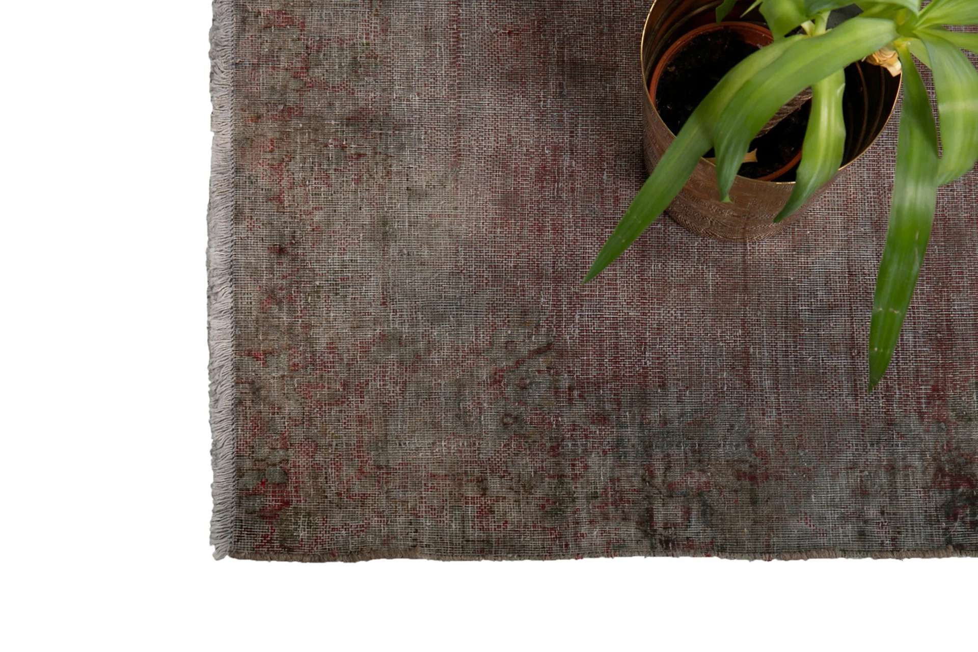 Stor, persisk matta med solblekt yta i röd nyans, 388x82cm.