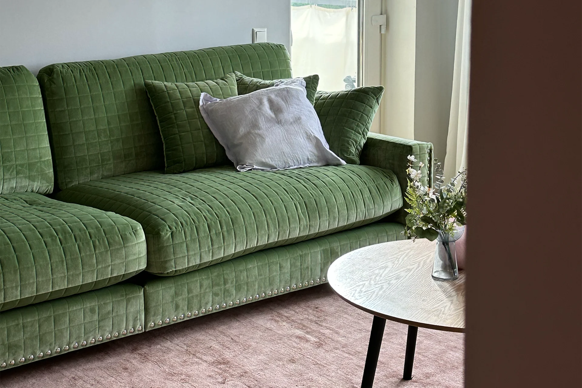 En grön soffa hemma hos influencer Hanna Happy. 3-sits i grön quiltad sammet.