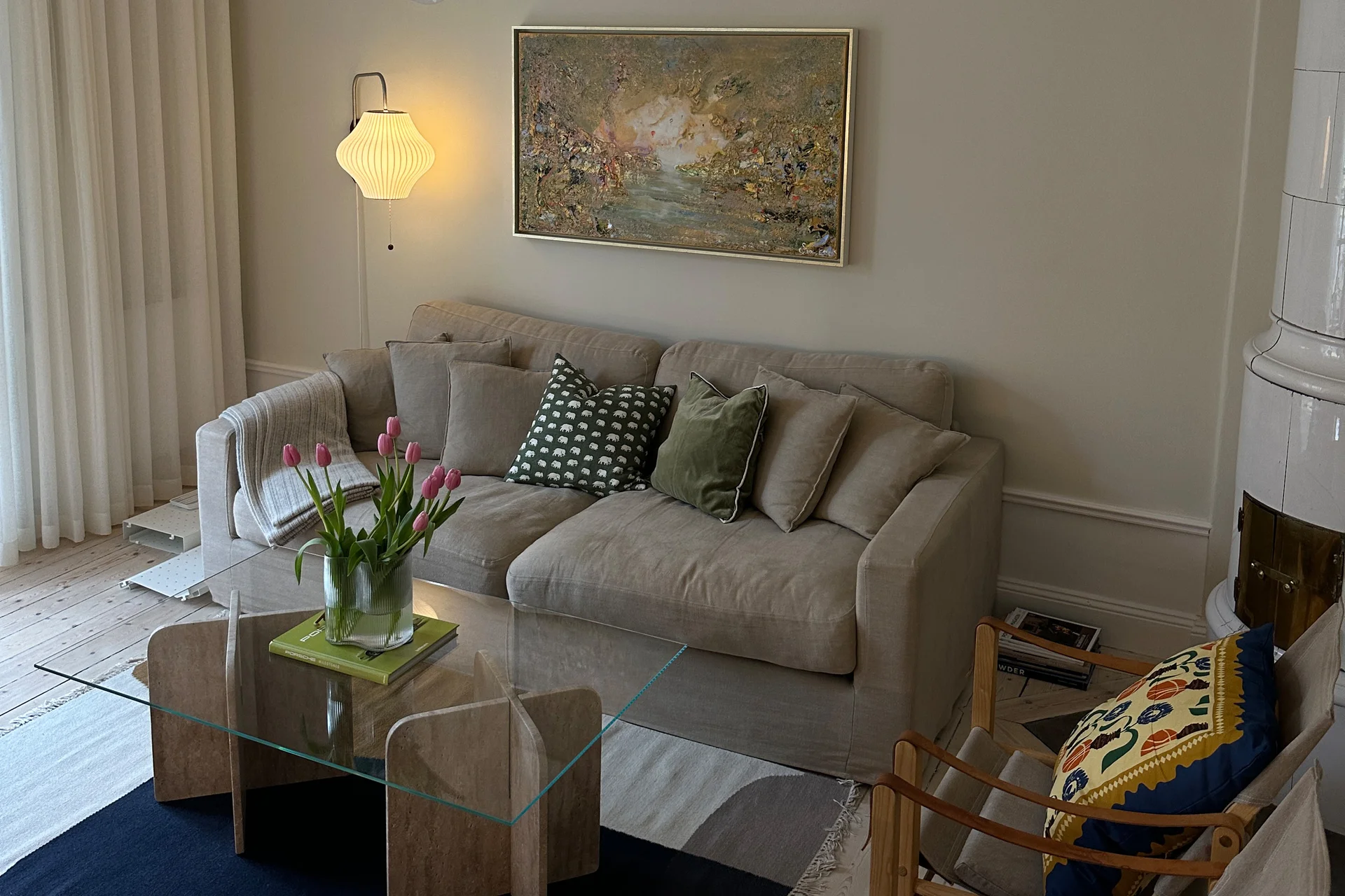 Valen 224 soffa. En mindre soffa med skönt djup i beige/brunt grövre tyg. Avtagbar klädsel för tvätt.